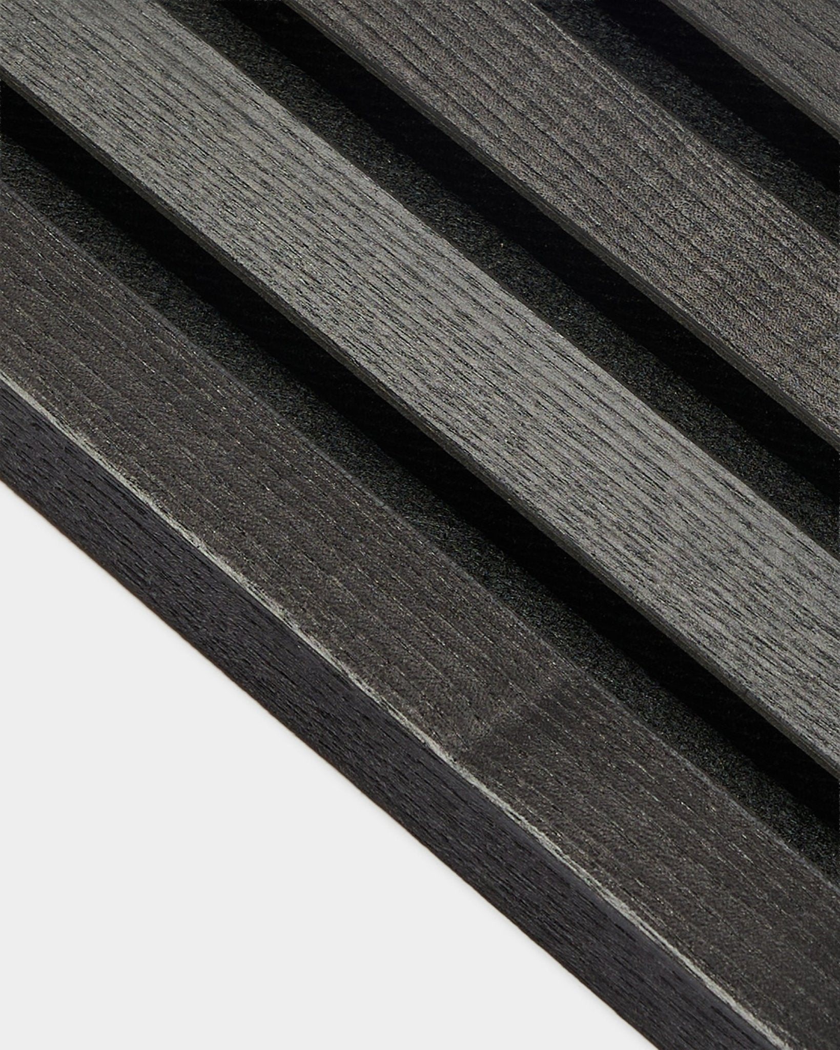 Gros plan sur la lamelle d’extrémité WoodUpp en finition Black frêne, épaisseur 2,2 cm, conçue pour les installations de Akupanel Panneau acoustique ou pour une utilisation avec un cadre en MDF.