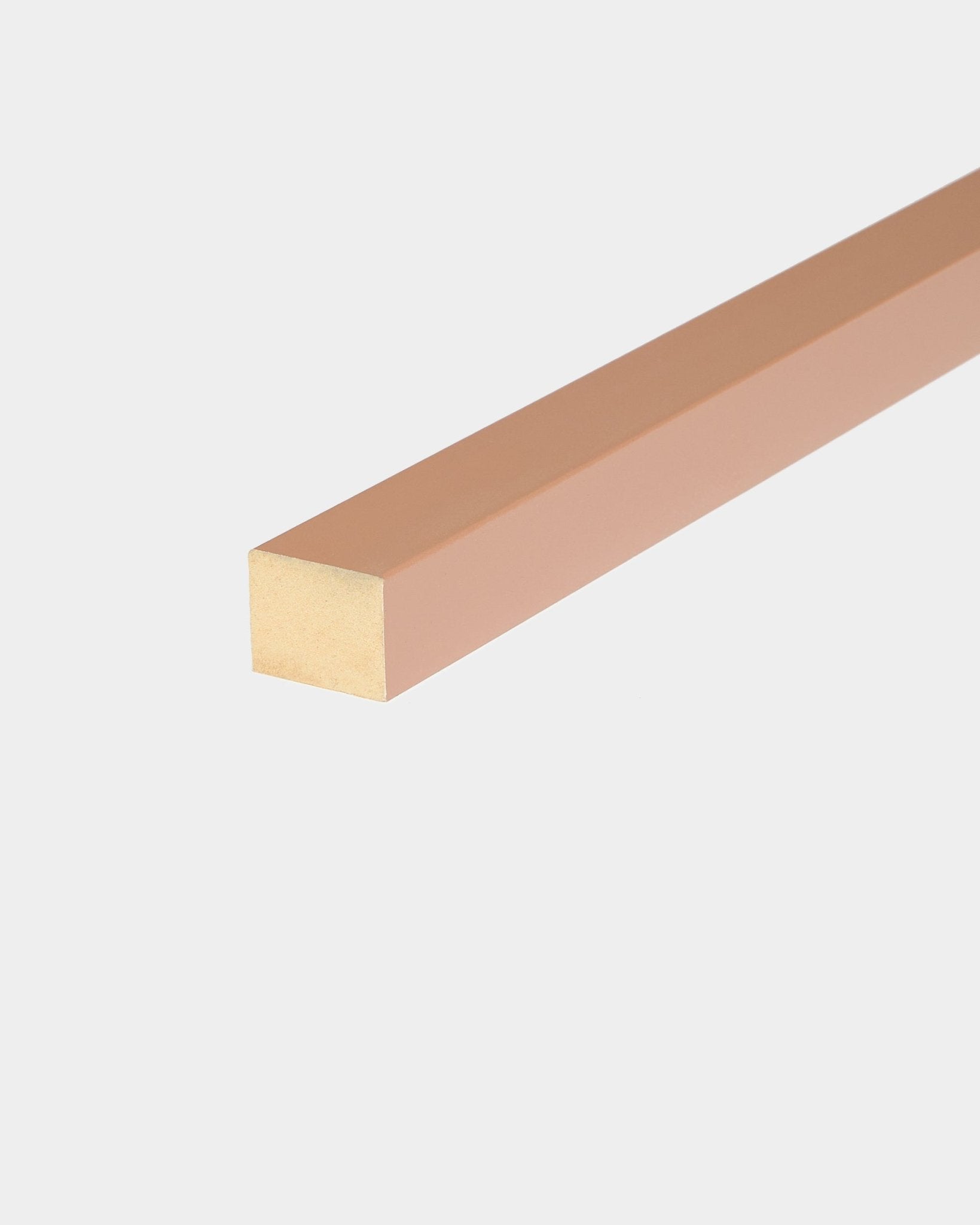 Lamelle d’extrémité WoodUpp en finition Clay, largeur 2,2 cm, à utiliser avec les panneaux acoustiques Akupanel ou pour construire des cadres en MDF ; elle fait partie de la gamme Nordic Acoustic Wood.