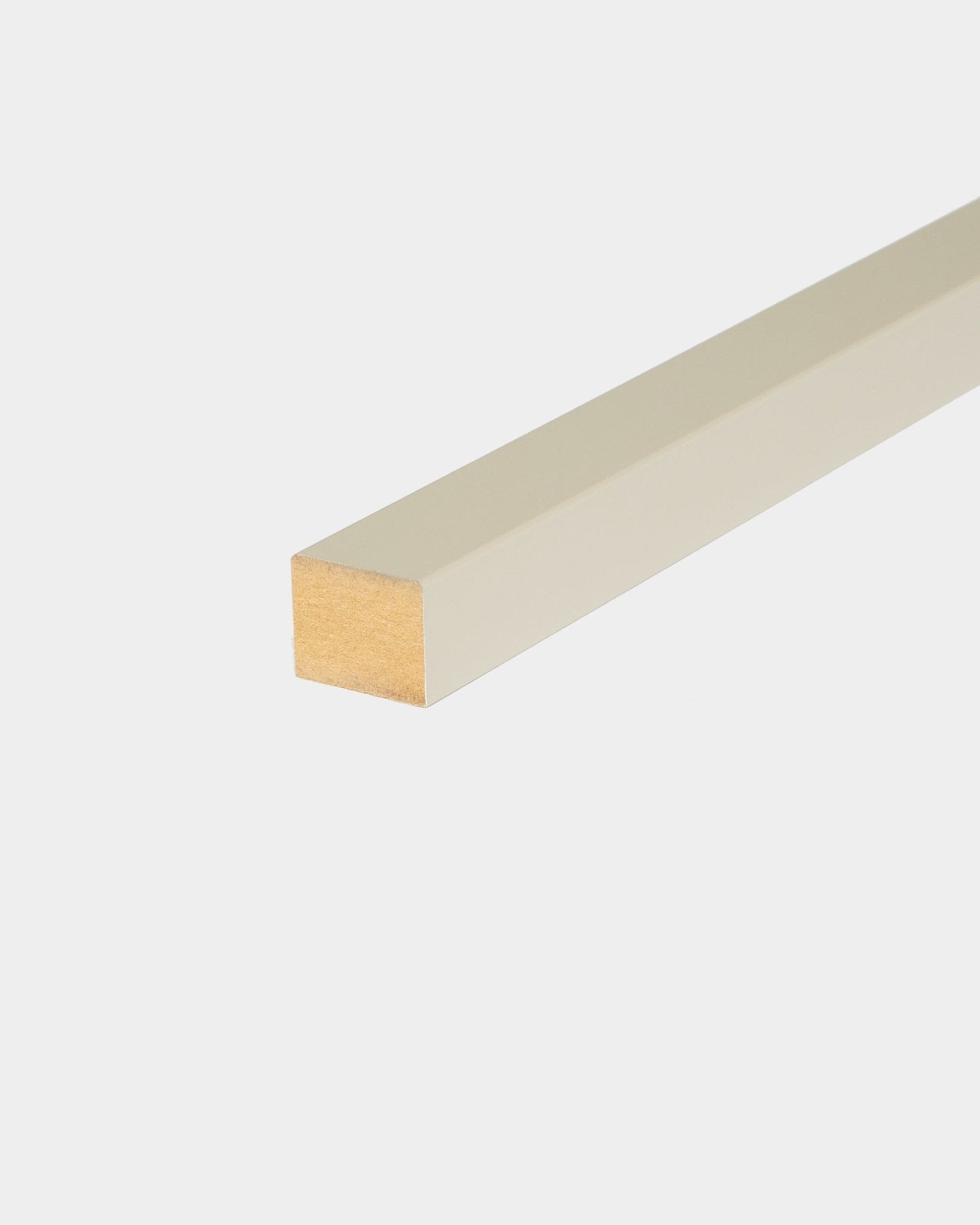 Lamelle de finition WoodUpp en finition Stone, 2,2 cm, accessoire pour Panneau acoustique ou murs à panneaux avec cadre en MDF, présenté sur un fond blanc uni.