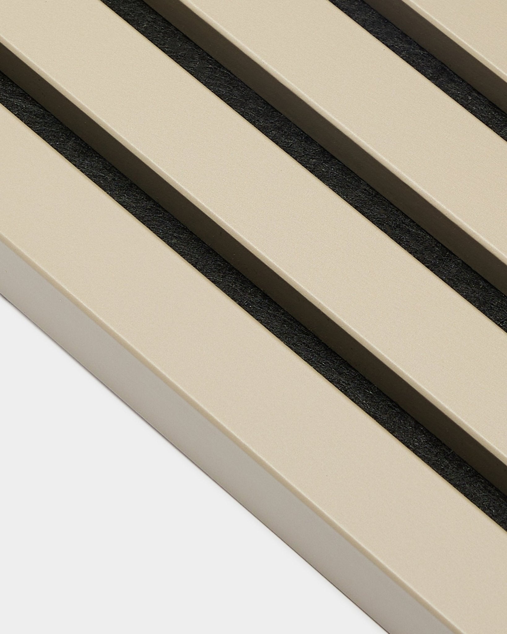 Gros plan sur la lamelle de finition WoodUpp Akupanel en Stone, 2,2 cm — des lattes acoustiques beige avec des interstices black sur fond blanc, adaptée aux murs à panneaux avec cadre en MDF.