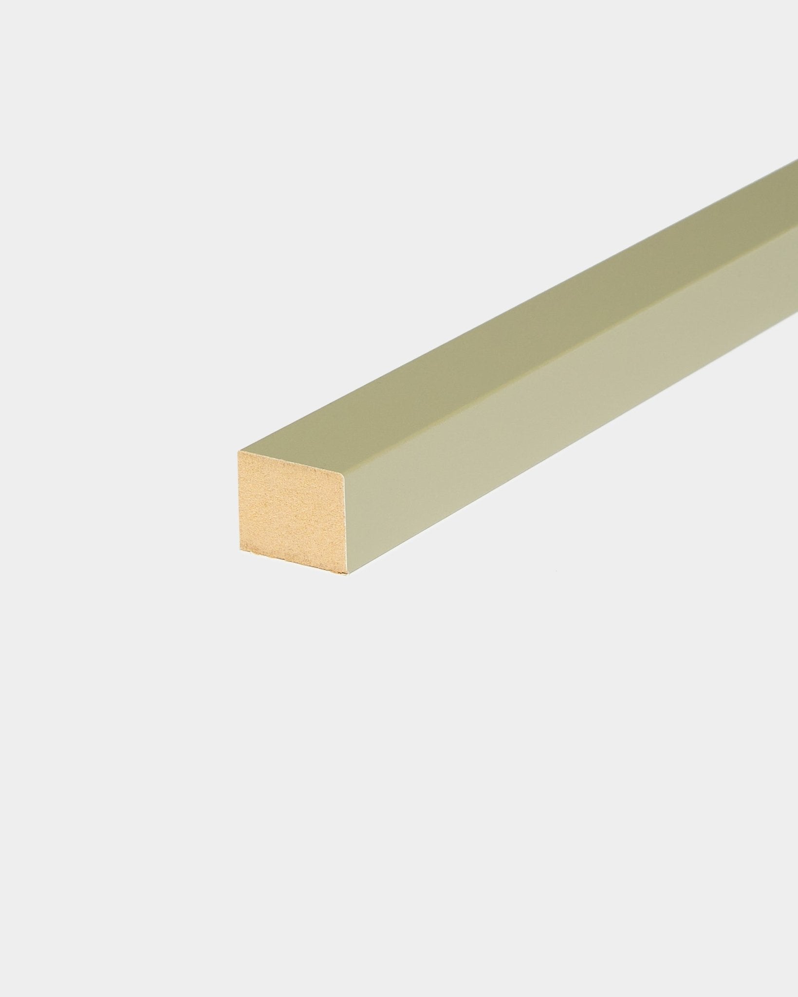 Lamelle d’extrémité WoodUpp en Moss, 2,2 cm : longue cheville avec finition verte et extrémités en bois apparentes, conçue pour une installation sur Akupanel Panneau acoustique ou cadre en MDF.