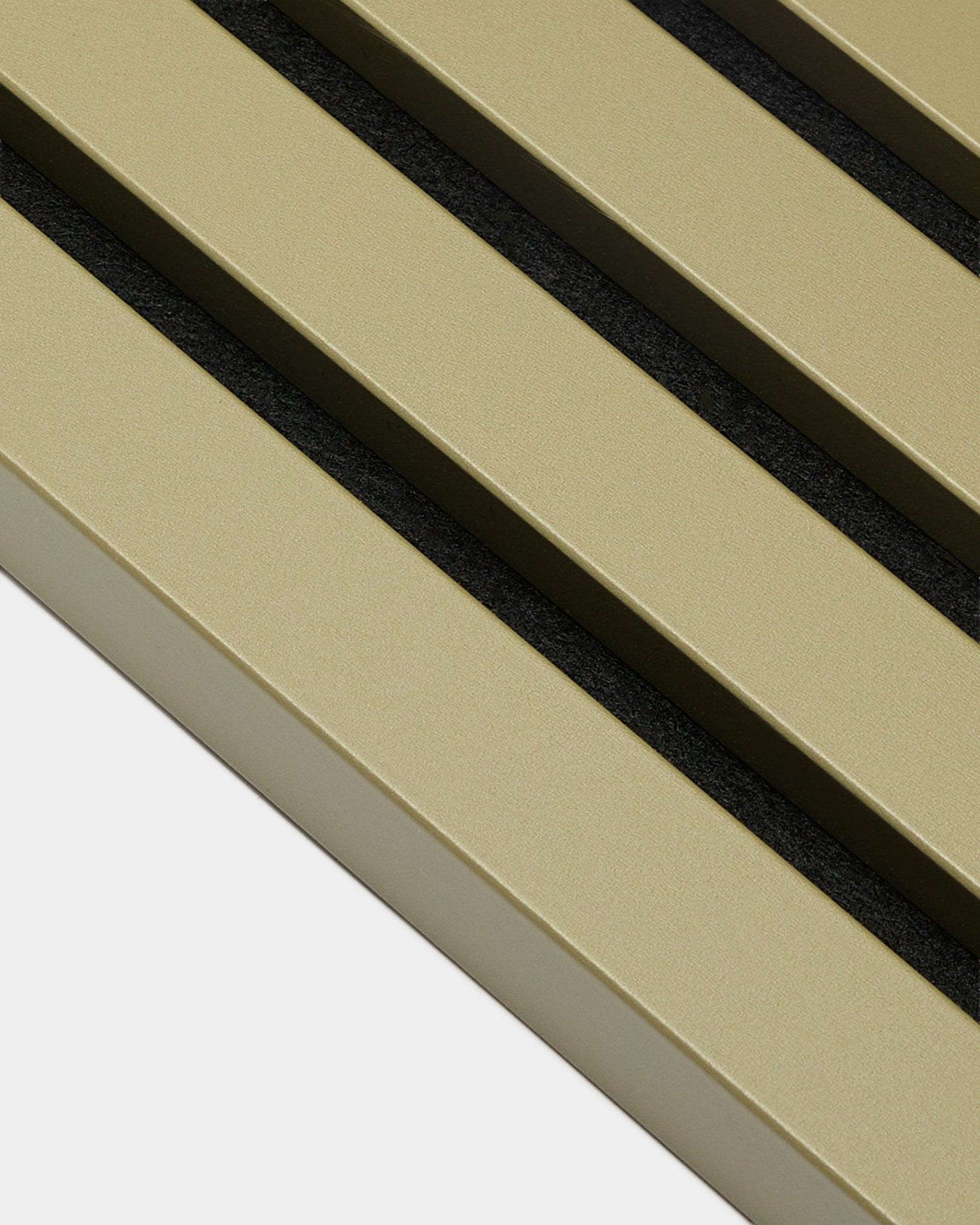 Gros plan sur la lamelle d’extrémité WoodUpp Akupanel en Moss, 2,2 cm : Panneau acoustique métallique doré avec trois rainures diagonales parallèles black.