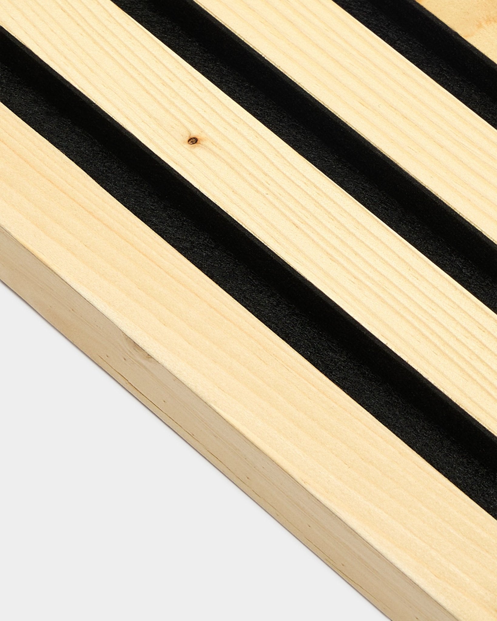 WoodUpp Alp Panneau acoustique (2,2 cm) avec des rainures parallèles en feutre black et un cadre en MDF, présenté sur un fond blanc uni. Design minimaliste nordique.