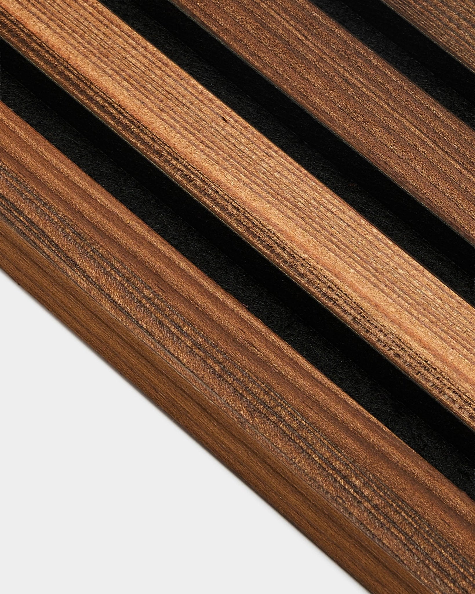 Gros plan sur la lamelle d’extrémité WoodUpp Rustic Smoked Larch (2,2 cm), conçue pour l’installation des Akupanel Panneau acoustique ; veinage naturel et finition fumée visibles.