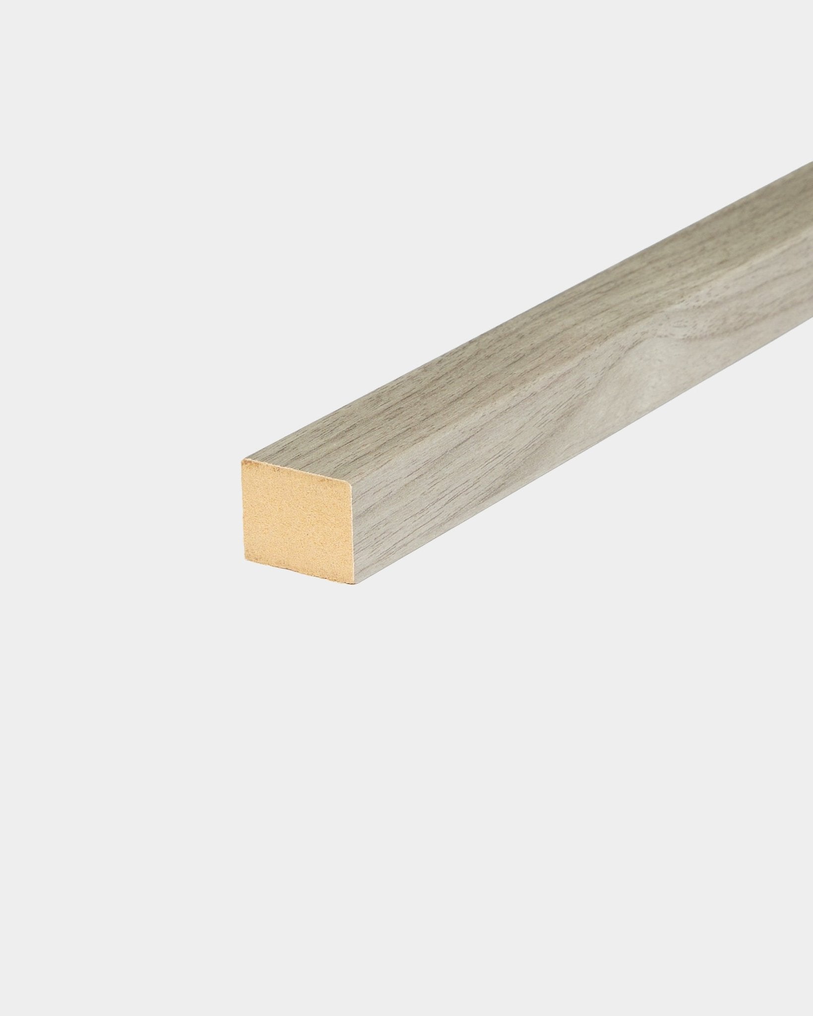 Lamelle d’extrémité WoodUpp en chêne vieilli, largeur 2,2 cm, conçue pour les cadres en MDF ou l’installation de Akupanel Panneau acoustique, présentée sur un fond blanc uni.