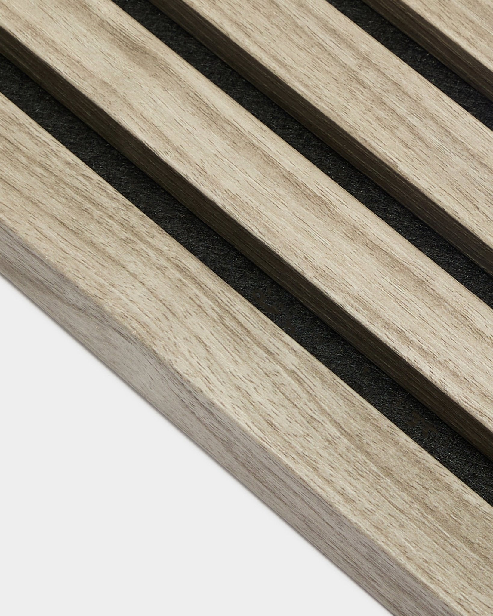 Gros plan sur la lamelle d’extrémité WoodUpp Akupanel en chêne vieilli, 2,2 cm — des lattes acoustiques en chêne nordique clair avec un support en feutre black, sur fond blanc.
