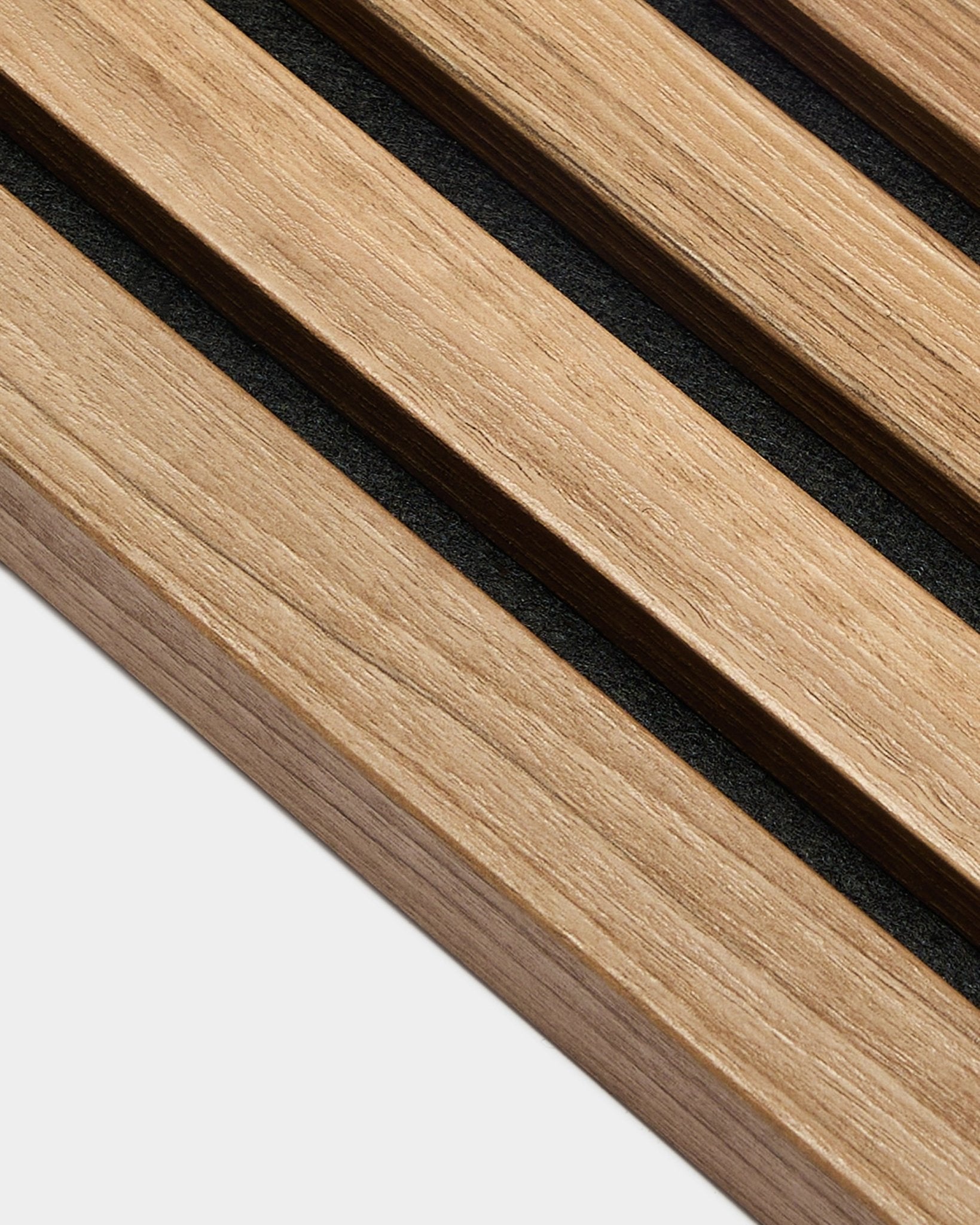 Gros plan sur WoodUpp End Lamella en noyer anglais, épaisseur de 2,2 cm, conçue pour les installations de Akupanel Panneau acoustique ou comme élément de mur d’accent.
