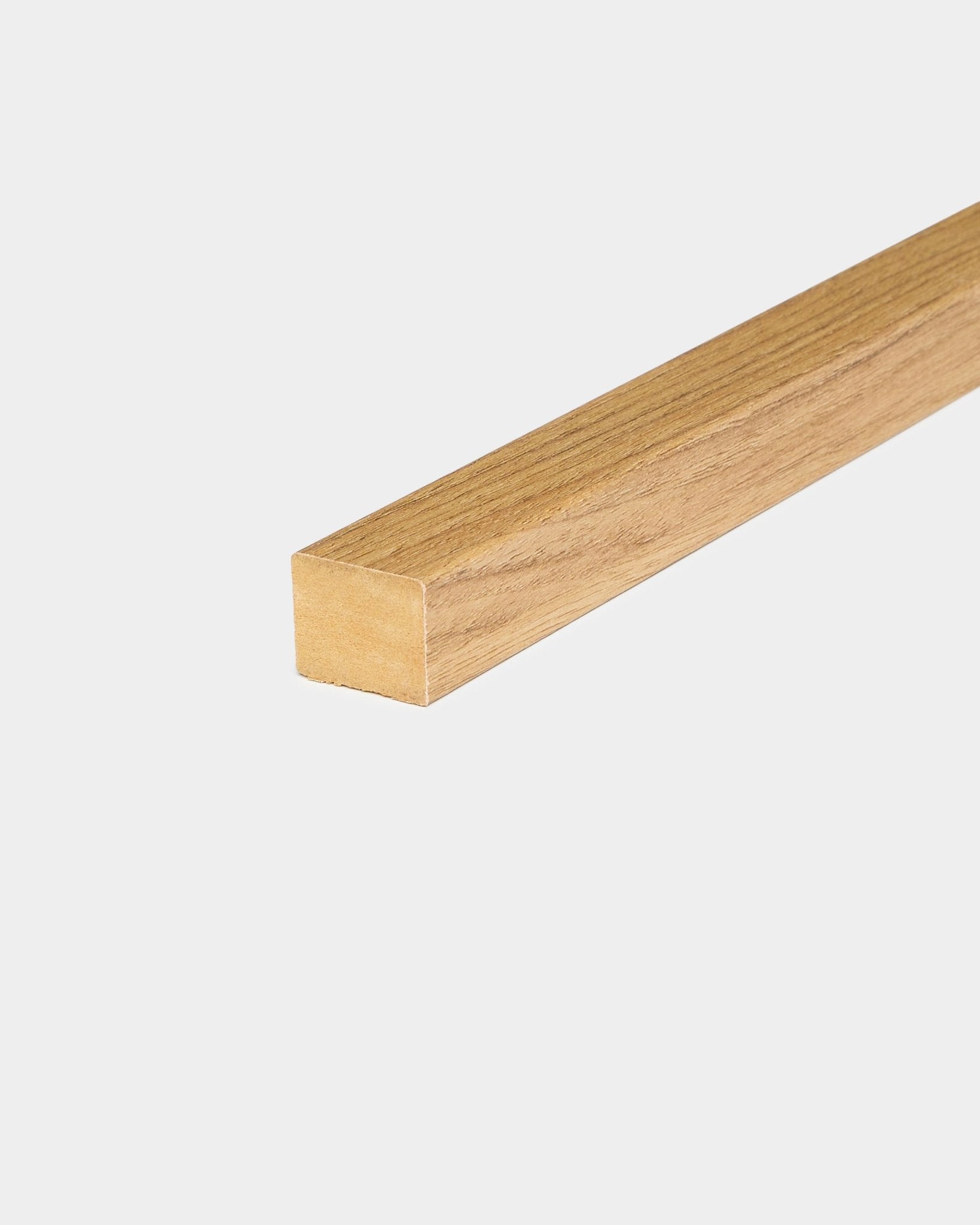 Lamelle de finition d’extrémité en chêne anglais à finition lisse, épaisseur 2,2 cm, conçue comme accessoire de pose pour les panneaux acoustiques en bois WoodUpp Akupanel et les murs en panneaux.