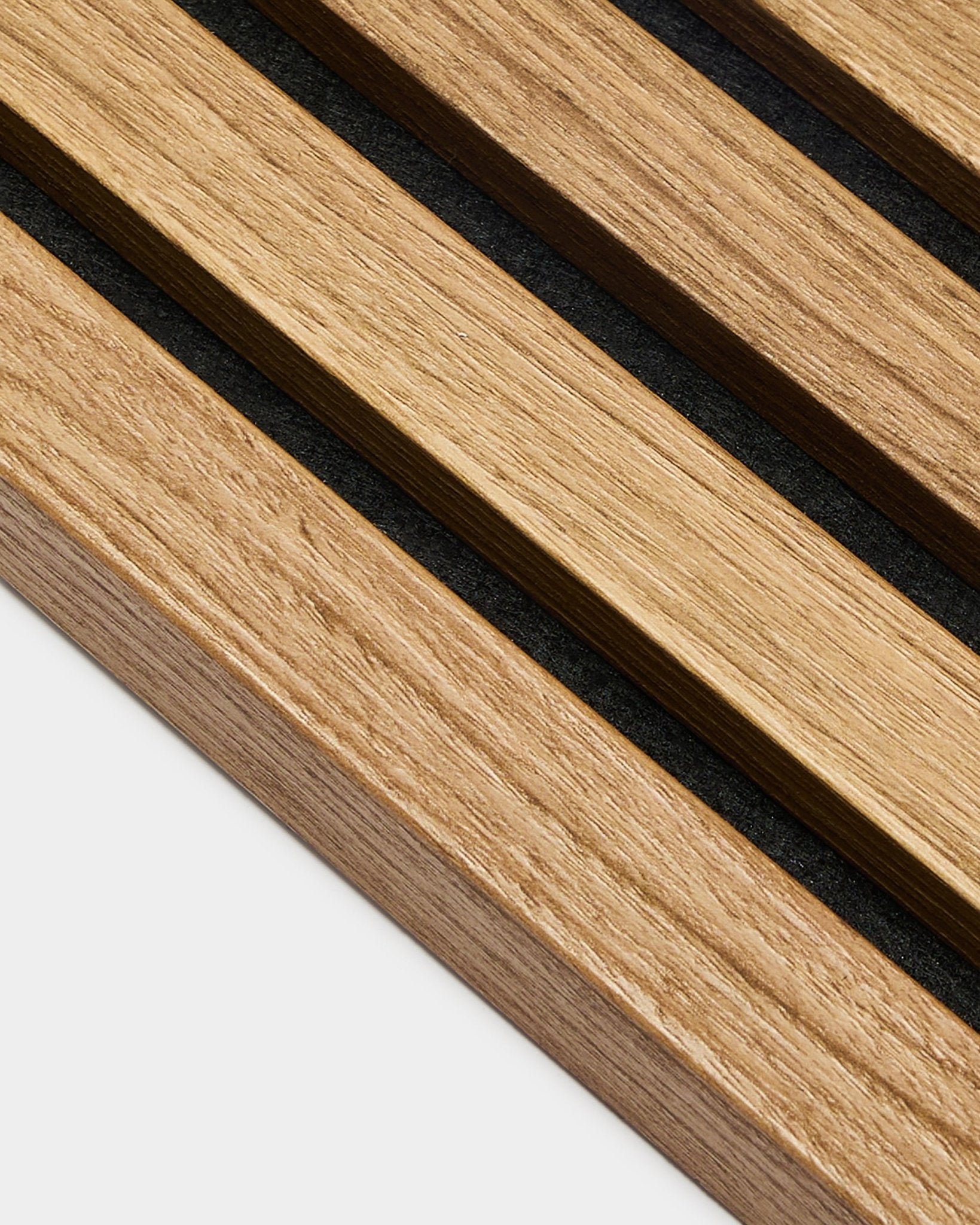 Gros plan sur le panneau WoodUpp Akupanel Panneau acoustique : des lattes parallèles en chêne anglais d’extrémité, larges de 2,2 cm, montées sur un cadre en MDF pour un style nordique minimaliste.