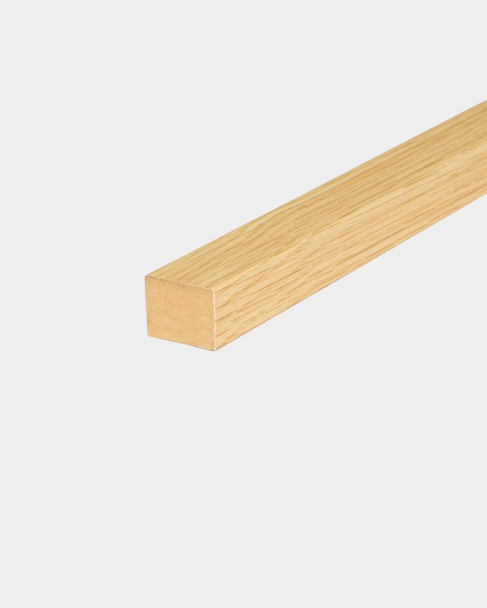 Lamelle d’extrémité WoodUpp en chêne Southern Oak, épaisseur 2,2 cm, conçue pour une installation sur cadre MDF, présentée sur un fond blanc uni.