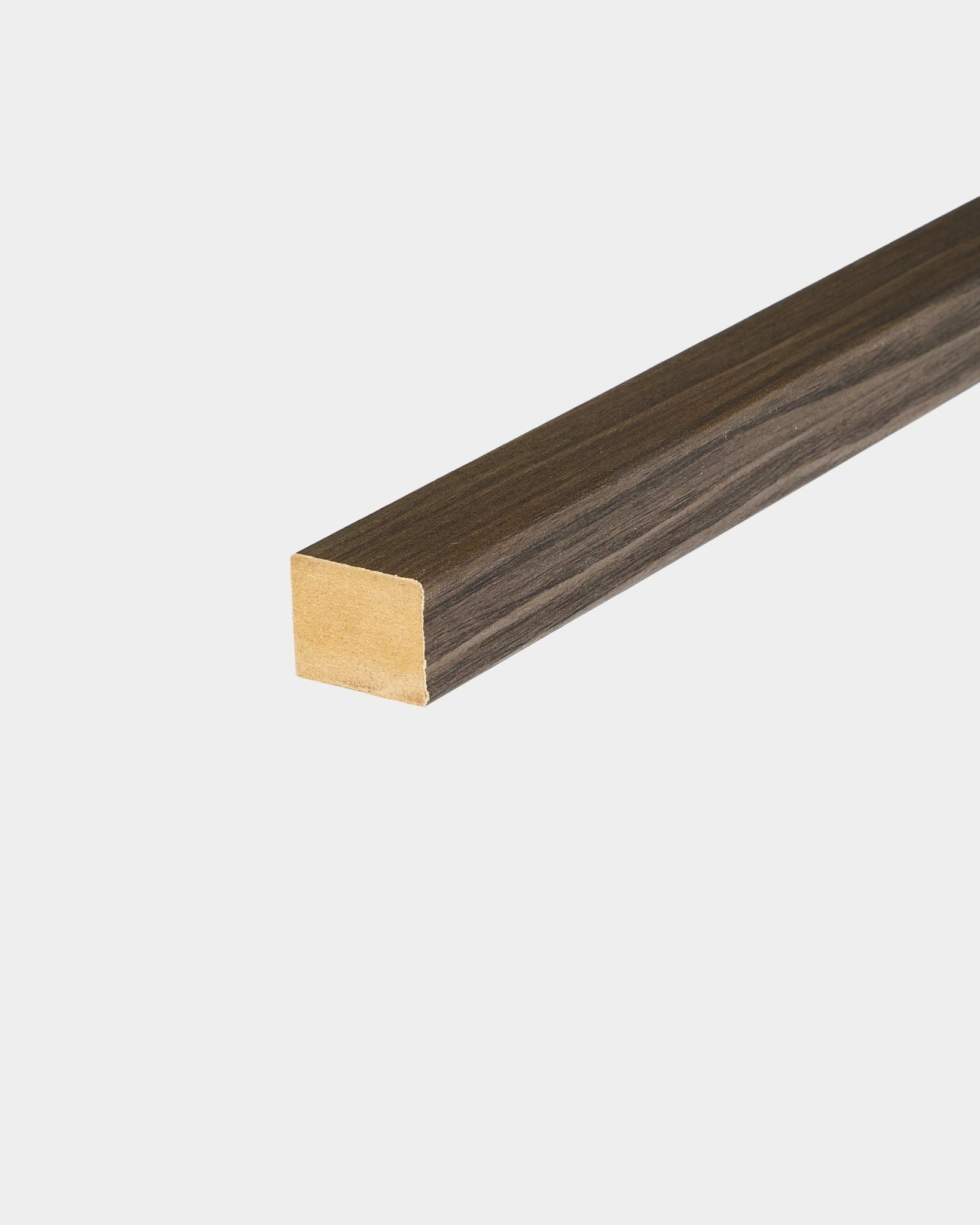 Lamelle de finition WoodUpp en Black Oak, 2,2 cm, conçue pour la finition des bords du Akupanel Panneau acoustique ou des accents de cadre en MDF dans des intérieurs d’inspiration nordique.