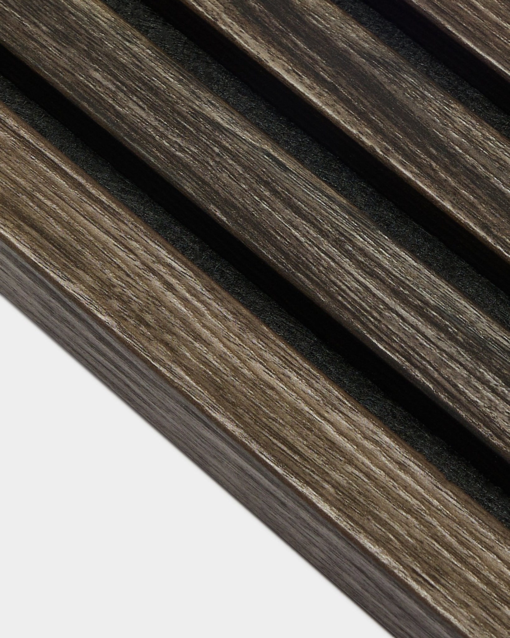 Gros plan sur des lattes de Panneau acoustique en chêne foncé avec des interstices black, montrant la texture et le détail de la lamelle de finition WoodUpp Akupanel, d’une épaisseur de 2,2 cm.