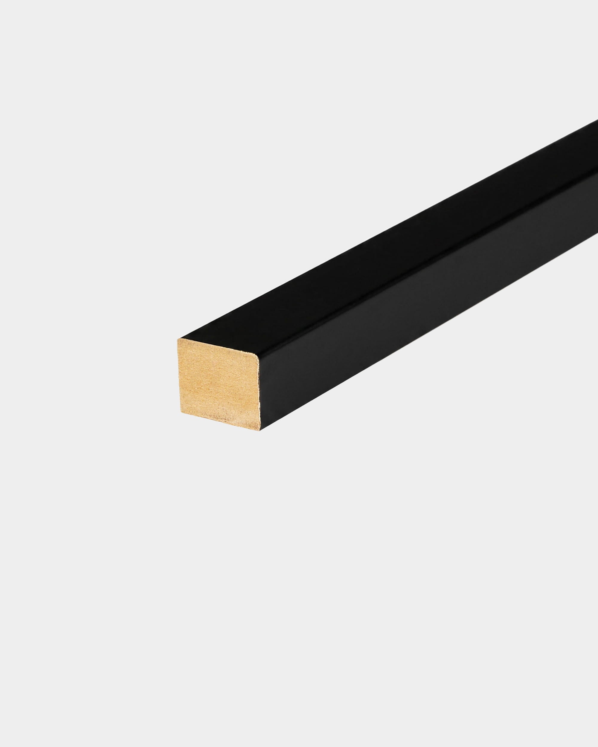 Lamelle dextrémité WoodUpp en revêtement noir, 240 x 2,2 cm, avec extrémité dorée pour une installation Akupanel, présentée sur fond blanc.