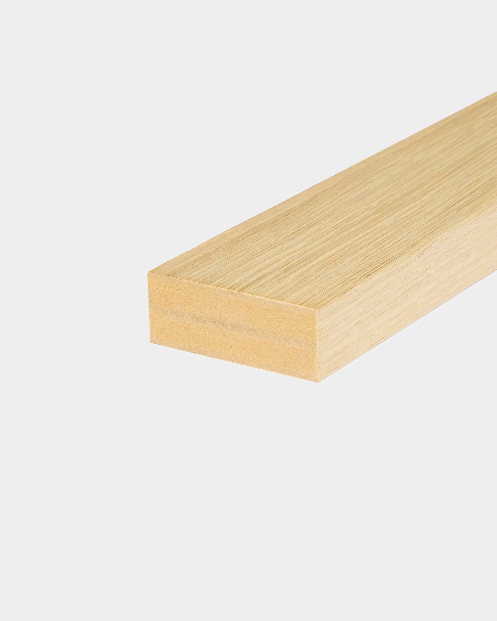Lamelle de finition WoodUpp Classic Oak (6,7 cm), conçue pour les installations de Akupanel Panneau acoustique, présentée sur un fond blanc uni.