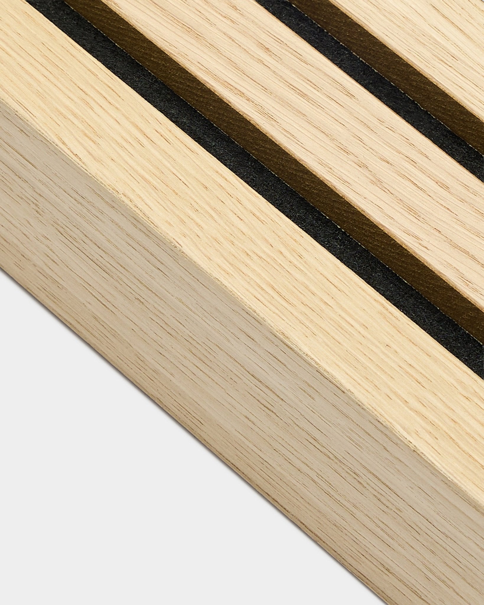 Gros plan détaillé d’une lamelle de finition WoodUpp Classic Oak, de 6,7 cm de large, conçue pour l’installation de Akupanel Panneau acoustique ou pour une intégration avec un cadre en MDF.