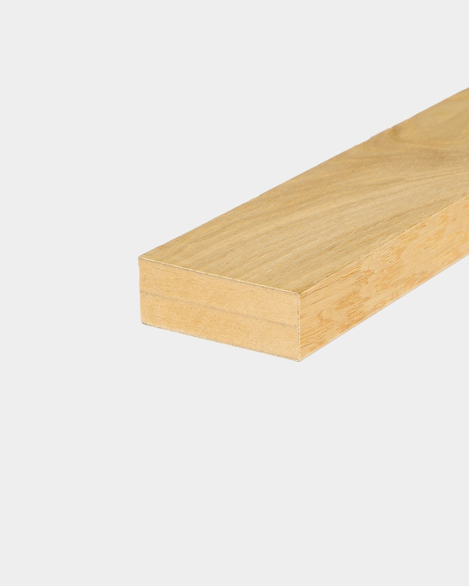 Lamelle d’extrémité WoodUpp en Rustic Natural Oak (6,7 cm), adaptée aux installations sur panneau acoustique en bois Akupanel ou cadre MDF, présentée sur un fond blanc uni.