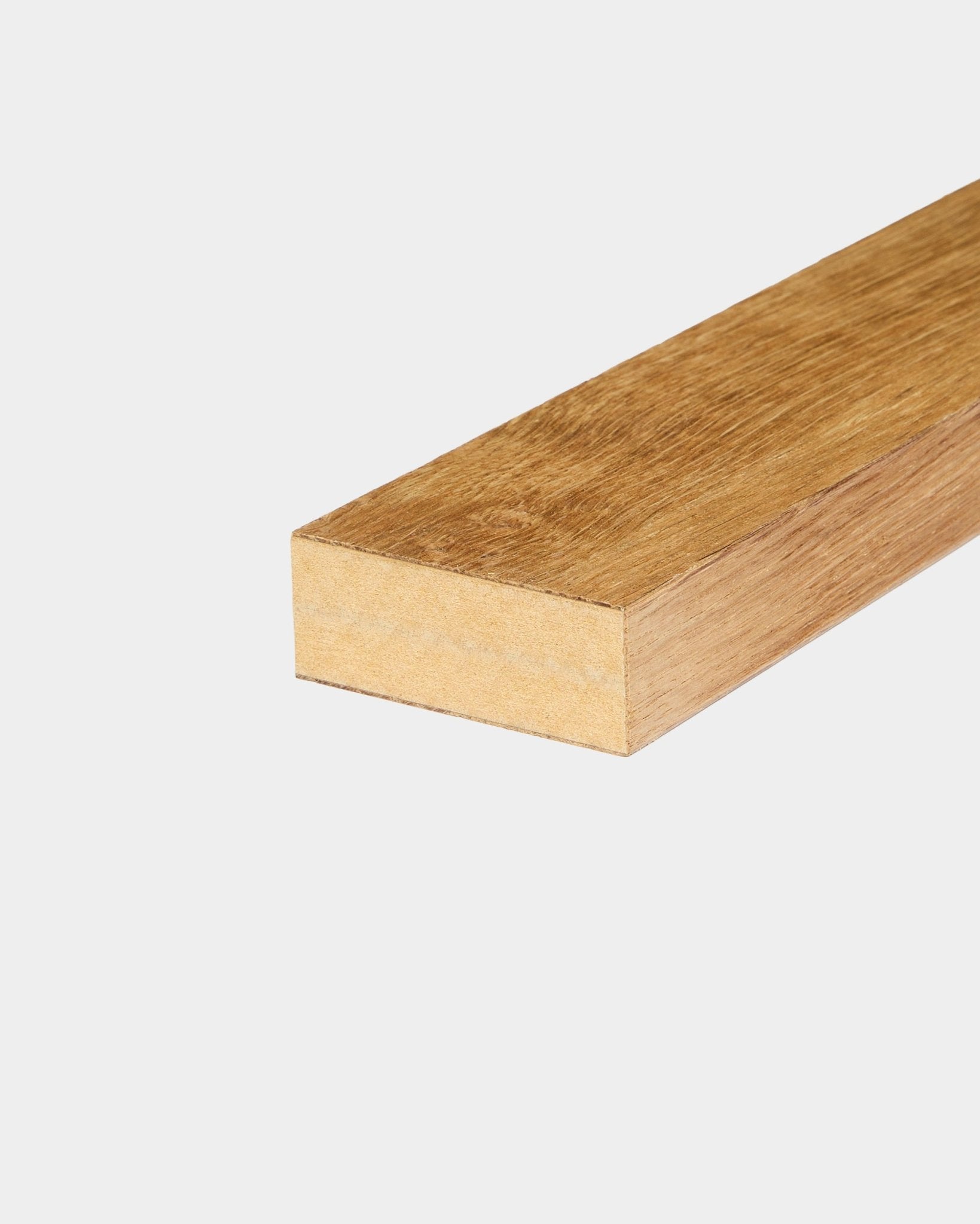 Lamelle d’extrémité WoodUpp en chêne Rustic Brown, largeur 6,7 cm, conçue pour une installation sur Akupanel Panneau acoustique ou cadre en MDF, présentée sur un fond blanc uni.