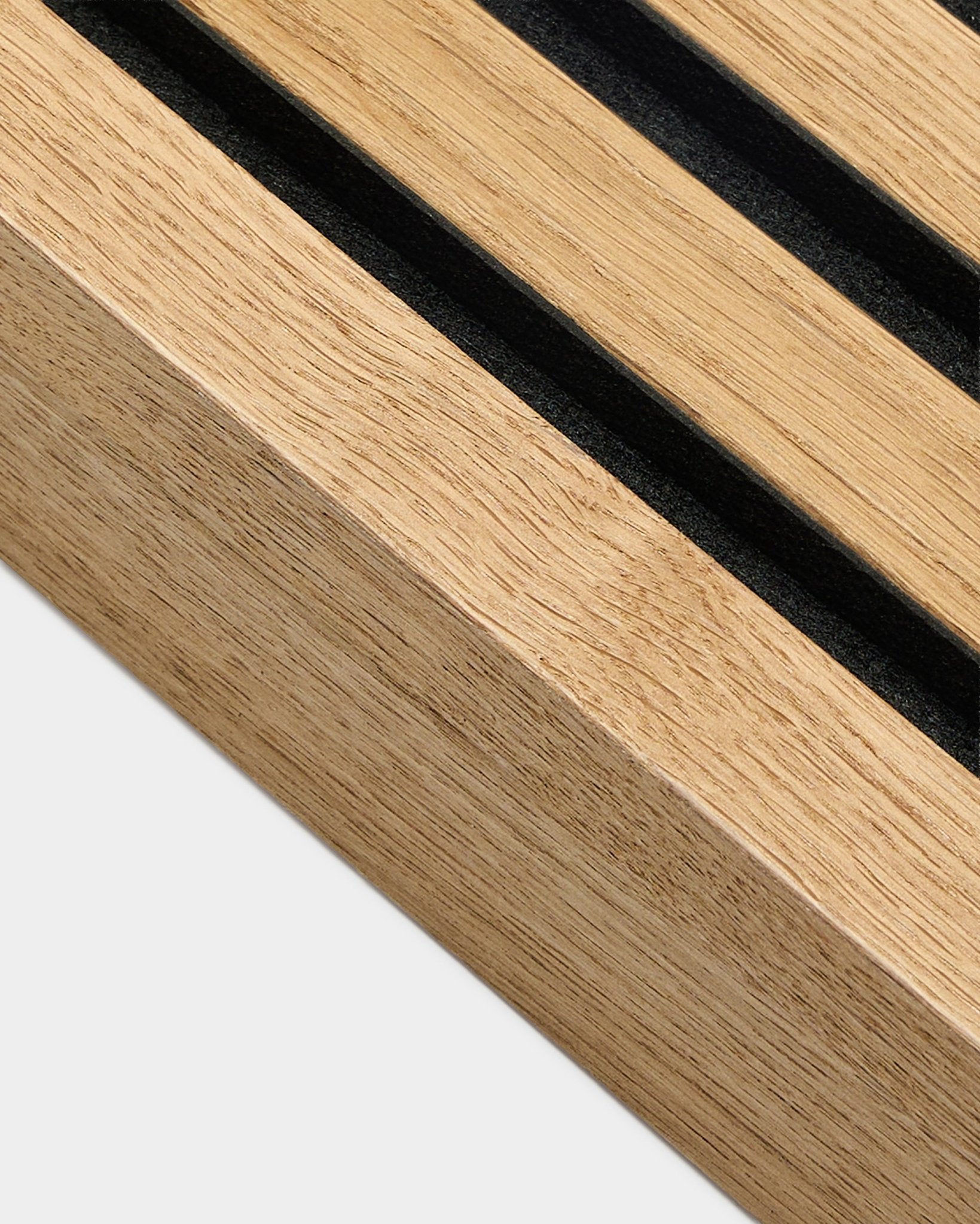 Gros plan sur le Akupanel Panneau acoustique WoodUpp en chêne Rustic Brown, avec lamelle d’extrémité de 6,7 cm de large, rainures parallèles black et veinage du bois texturé.