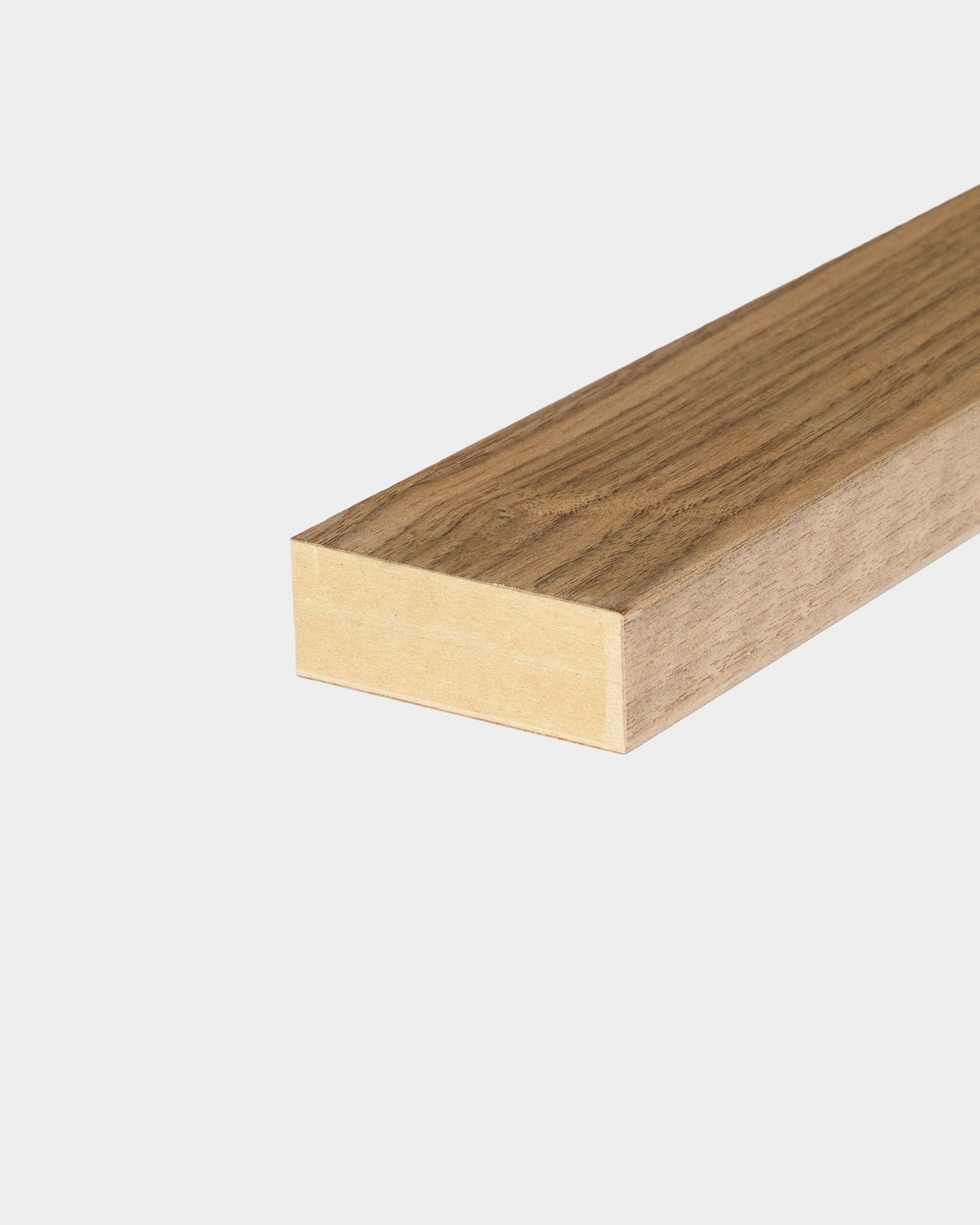 Lamelle de finition WoodUpp Walnut End, 6,7 cm, conçue pour la finition des bords des Akupanel Panneau acoustique ou pour une intégration dans des cadres en MDF.
