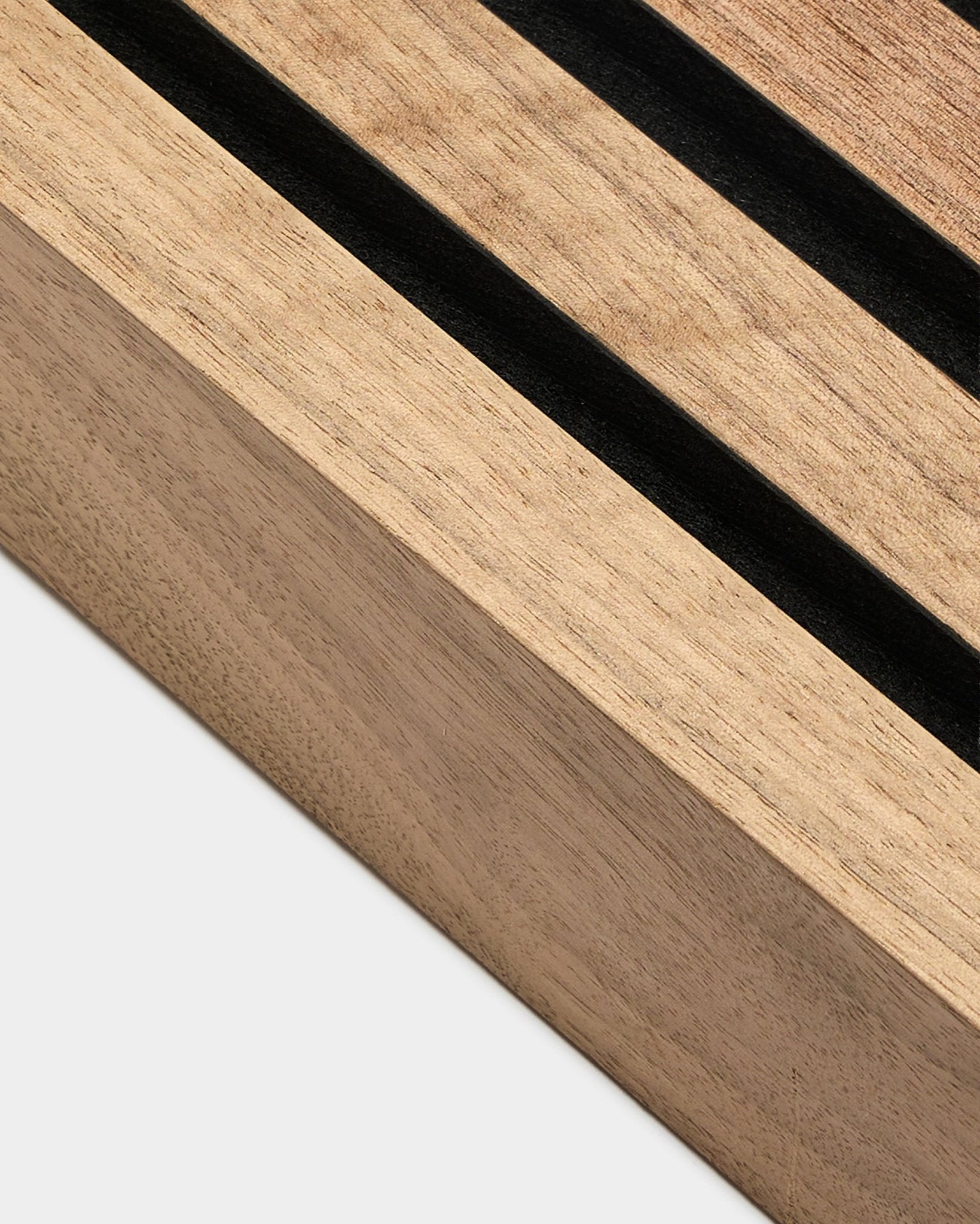 Gros plan sur la lamelle de finition WoodUpp Akupanel en noyer, largeur de 6,7 cm, cadre en MDF avec support en feutre acoustique black, présenté sur un fond gris clair.