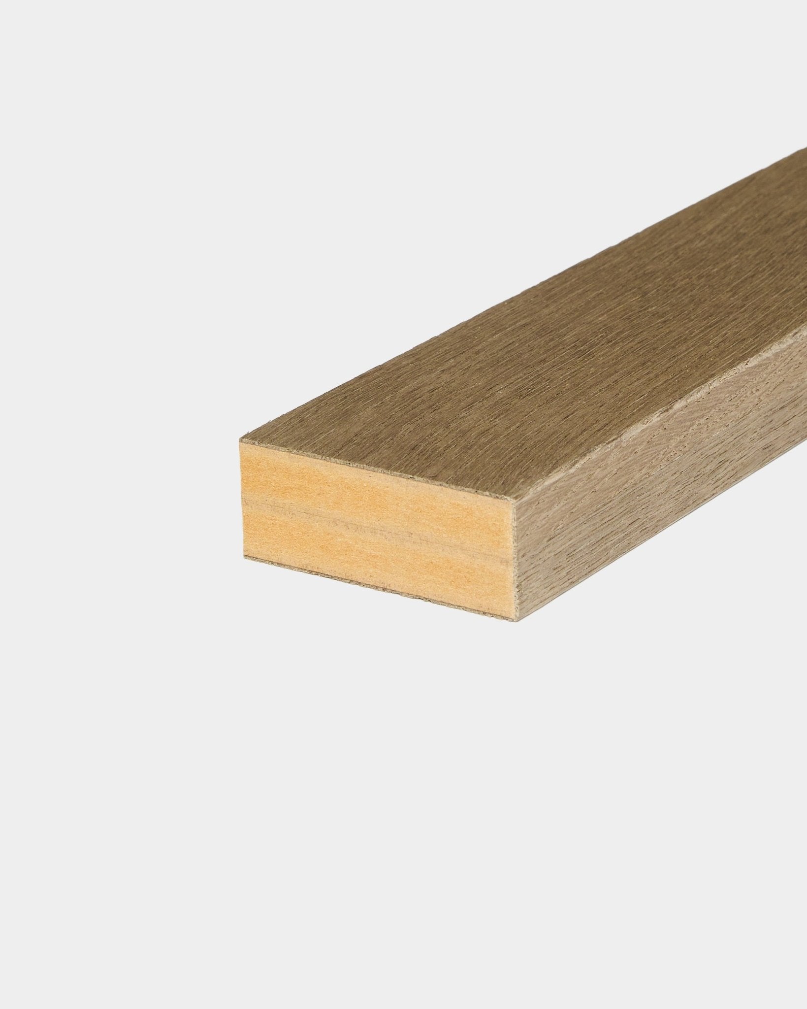 Lamelle de finition WoodUpp en grey oak rustique, largeur 6,7 cm, conçue comme pièce de finition pour les panneaux acoustiques en bois Akupanel ou les installations murales en panneaux.