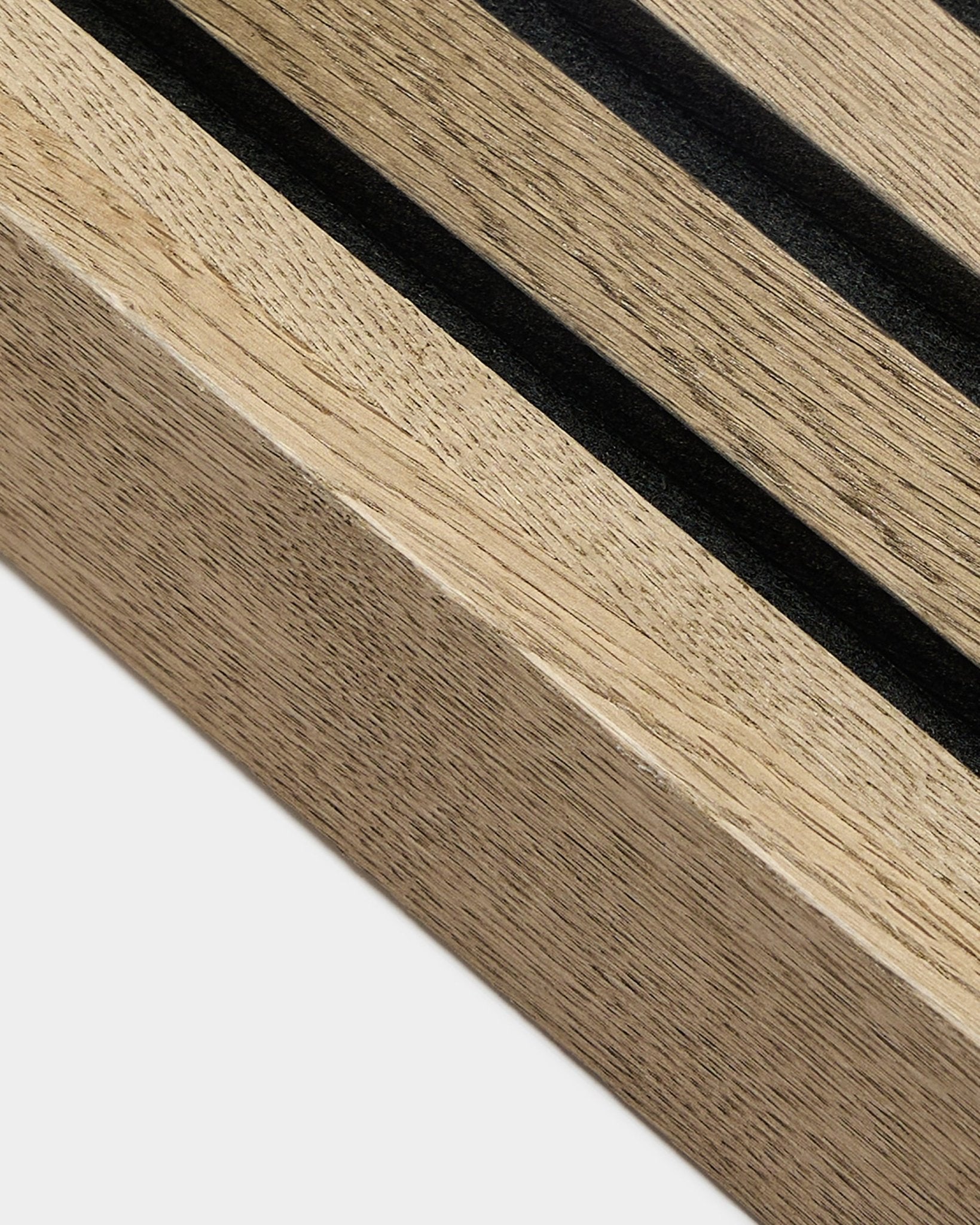 Gros plan sur un accessoire WoodUpp Akupanel : lamelle de finition en Grey Oak rustique (6,7 cm), avec de fines rainures sombres sur un veinage de bois nordique clair et une surface texturée.