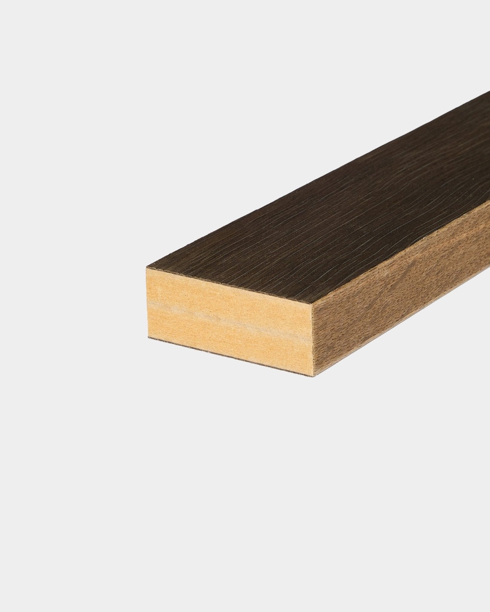 Lamelle de finition WoodUpp en Rustic Smoked Oak (6,7 cm), conçue pour les installations de panneaux acoustiques Nordic Akupanel Panneau acoustique, présentée sur fond blanc.