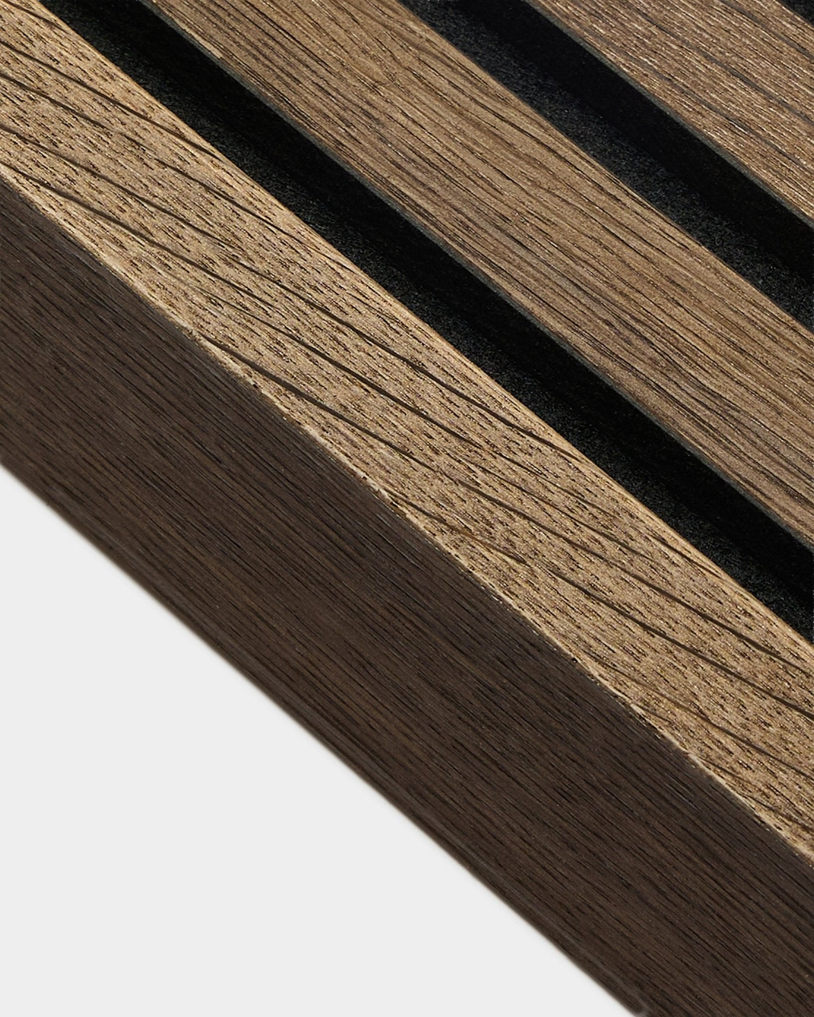 Gros plan sur la lamelle de finition WoodUpp en Rustic Smoked Oak, 6,7 cm — lattes inclinées avec veinage du bois visible, conçue pour une installation en Panneau acoustique ou Akupanel.