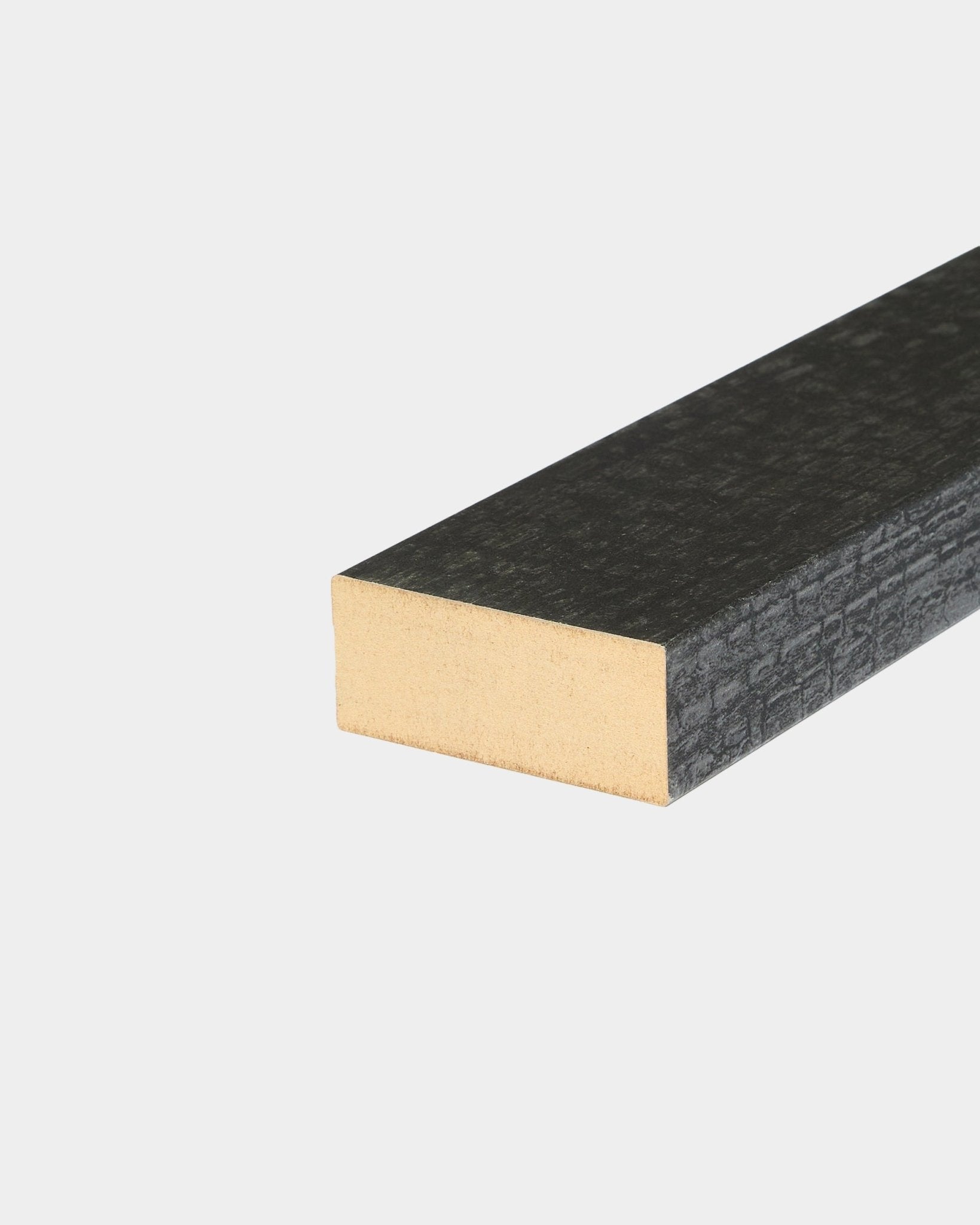 Gros plan de l’accessoire WoodUpp Akupanel : lamelle de finition en Charcoal, 6,7 cm, avec surface en bois texturé black et bois de bout visible sur fond blanc.