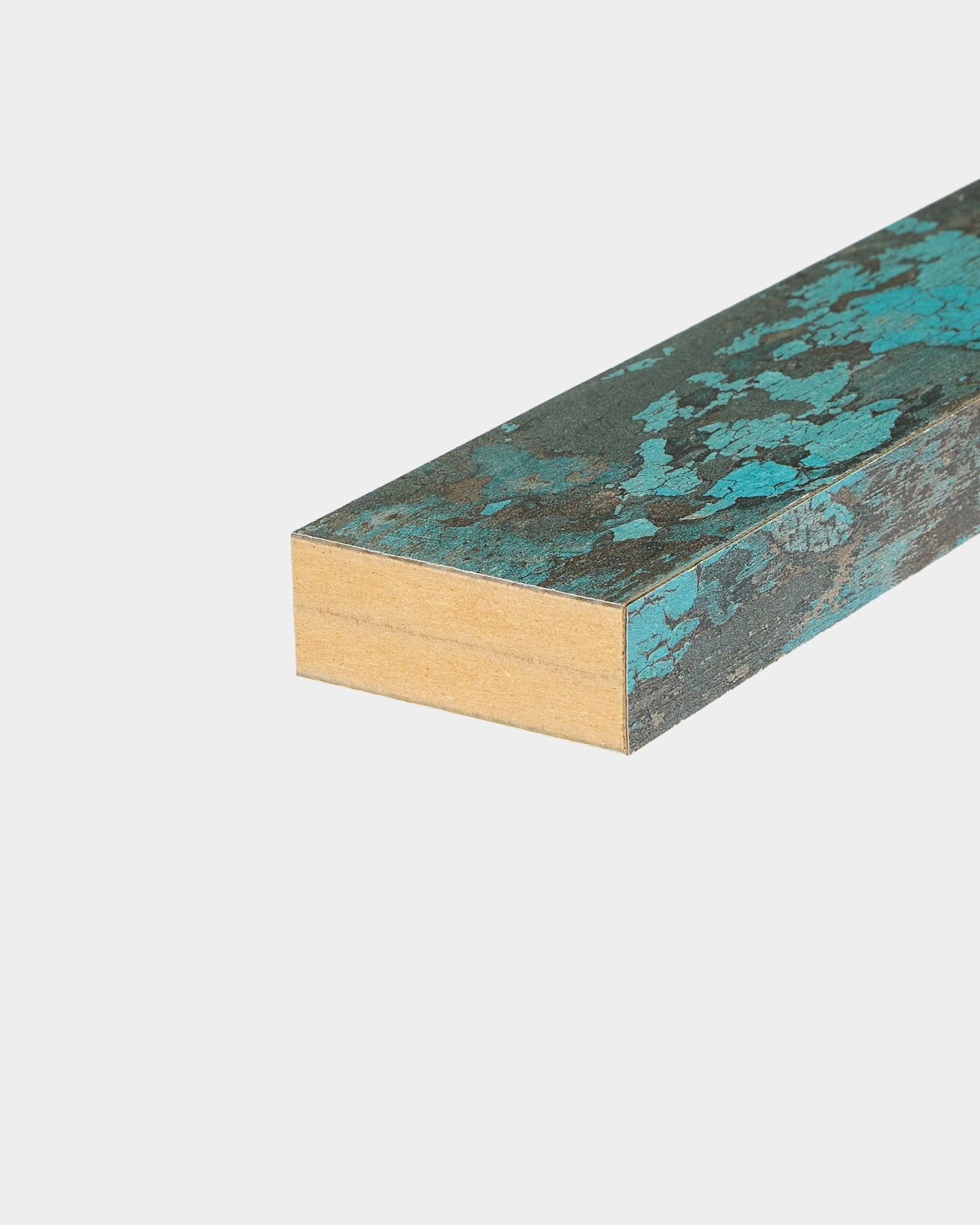Gros plan de l’accessoire WoodUpp Akupanel : lamelle de finition en Oxide Blue, largeur 6,7 cm, conçue pour des installations Panneau acoustique ou Akupanel sur fond blanc.