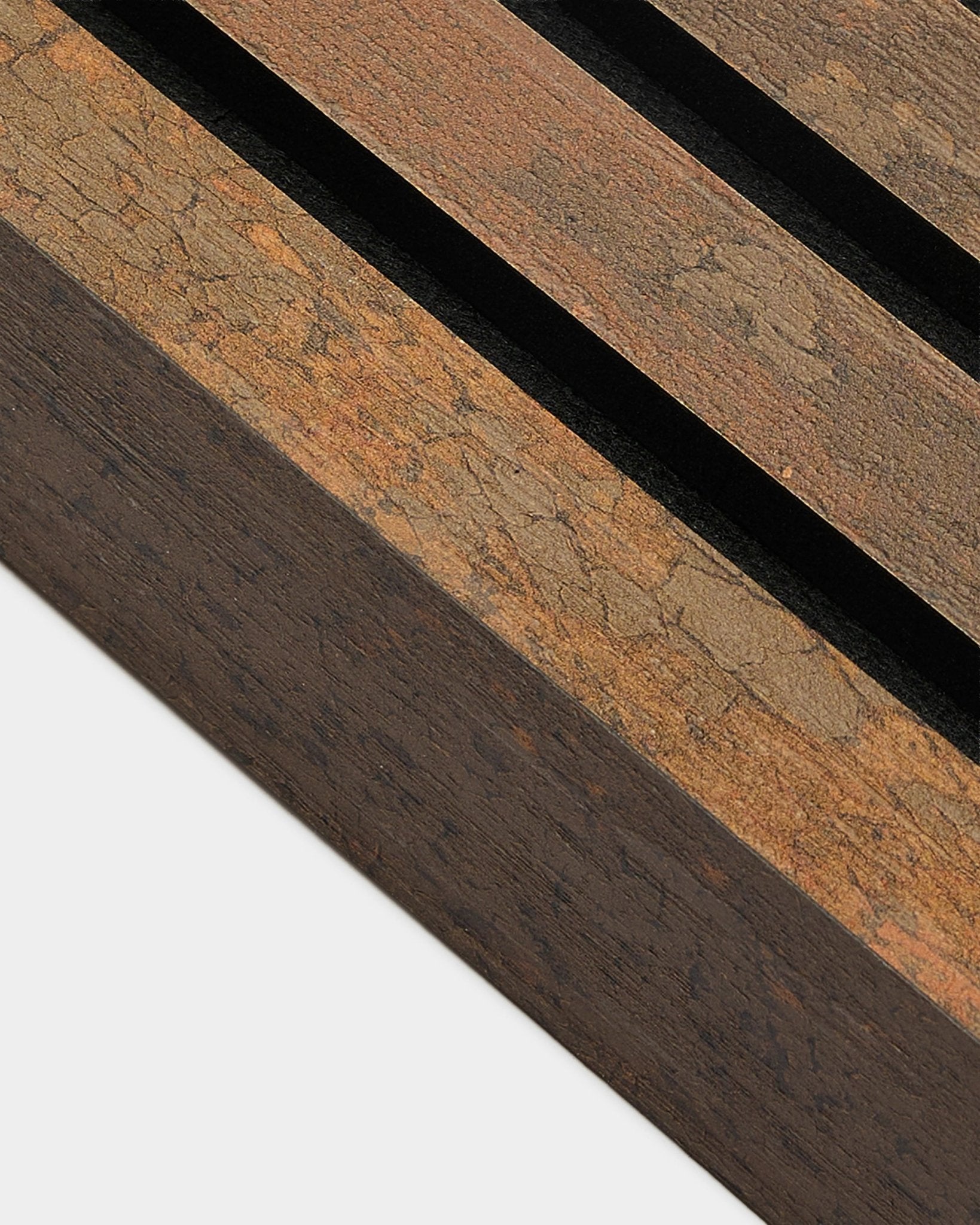 Gros plan sur la lamelle d’extrémité WoodUpp Akupanel en Oxide Copper, 6,7 cm, avec structure en MDF rainurée et surface texturée à l’aspect patiné.