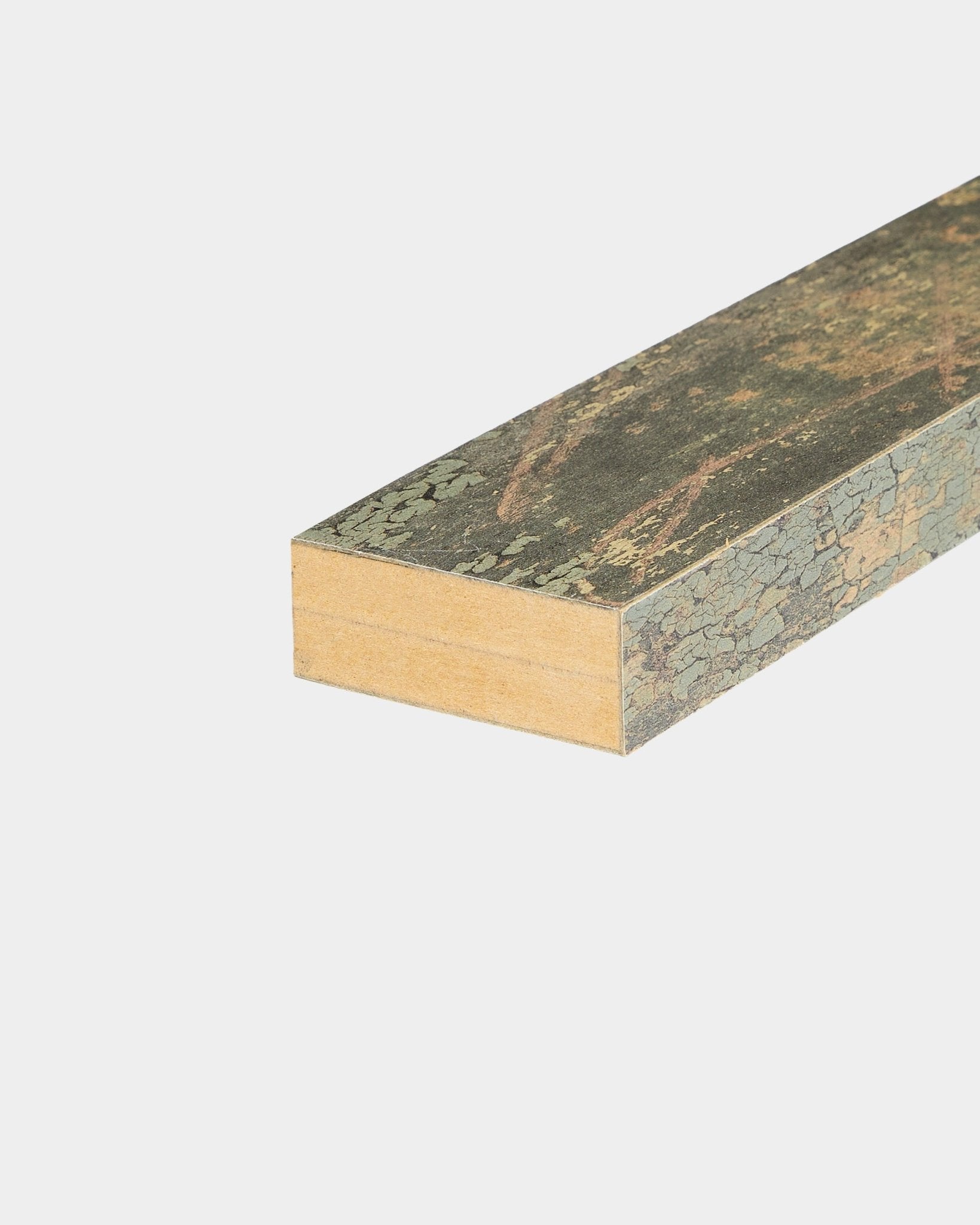 Gros plan sur la lamelle d’extrémité WoodUpp CREATE en Oxide Grey (6,7 cm), mettant en valeur sa surface texturée et stratifiée de Panneau acoustique sur fond blanc.
