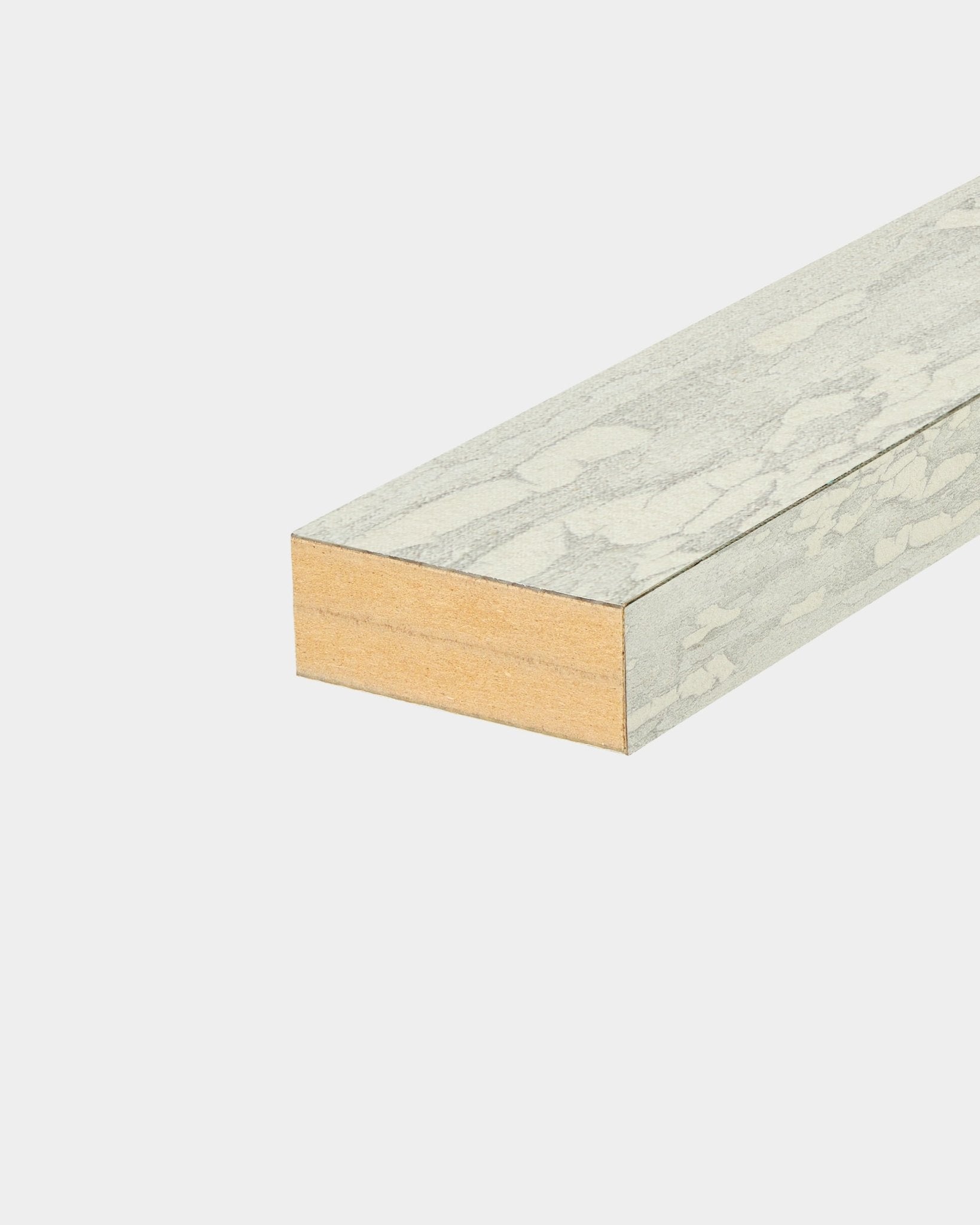 Lamelle de finition WoodUpp Akupanel en Oxide White, largeur 6,7 cm, avec une finition texturée gris pâle, conçue pour les installations de Panneau acoustique ou de panneaux à lattes.