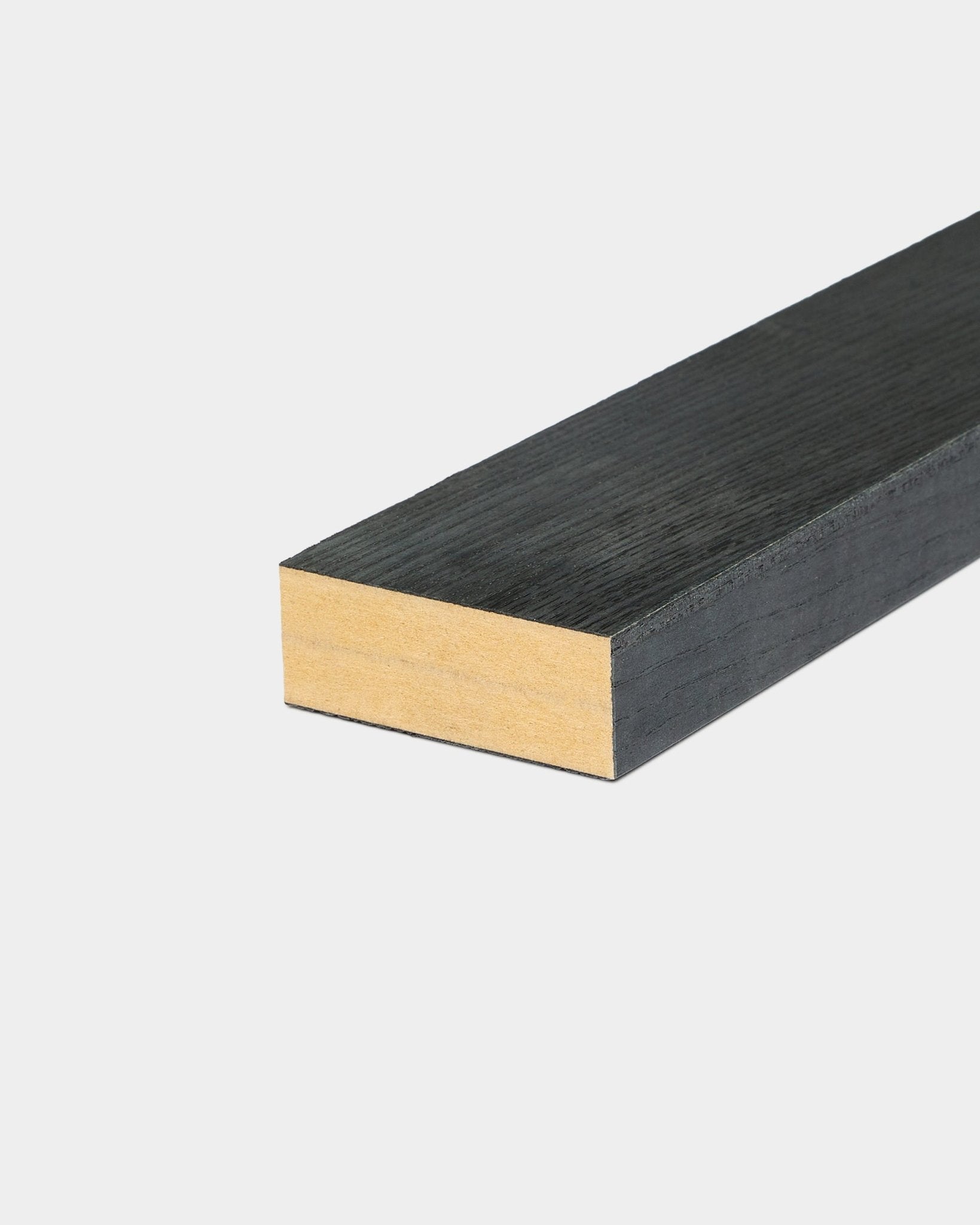 Lamelle d’extrémité en Black Ash (6,7 cm), avec une surface peinte en black et un bord en natural wood, conçue pour être utilisée avec les panneaux acoustiques WoodUpp Akupanel.