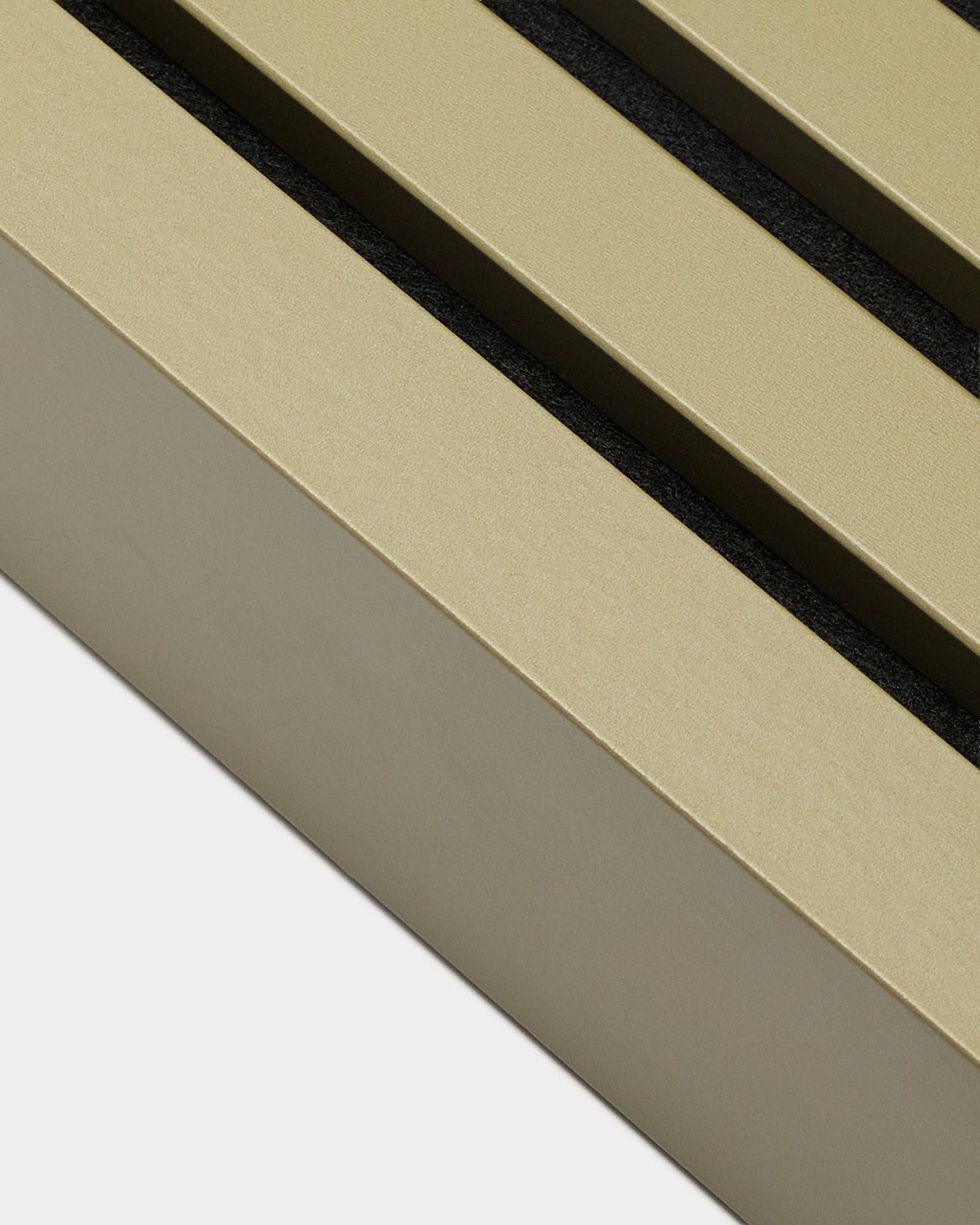 Détail du produit d’installation WoodUpp Akupanel, lamelle de finition en finition Moss, largeur 6,7 cm, avec une structure MDF beige et des rainures black sur fond blanc.