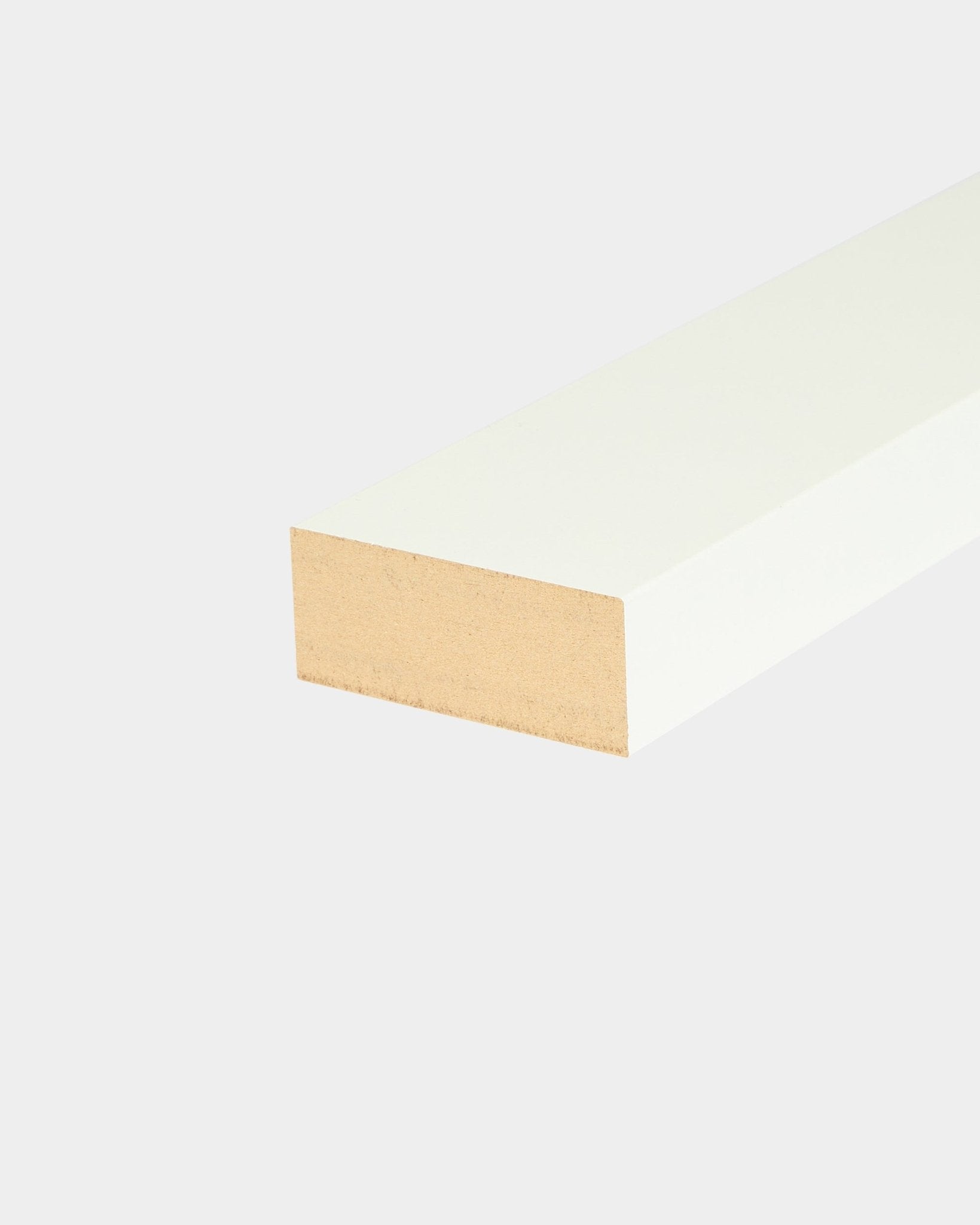 Lamelle de finition WoodUpp Akupanel en Snow, bois blanc de 6,7 cm de large avec bord naturel, conçue pour la finition d’un cadre en MDF ou d’installations murales en Panneau acoustique.