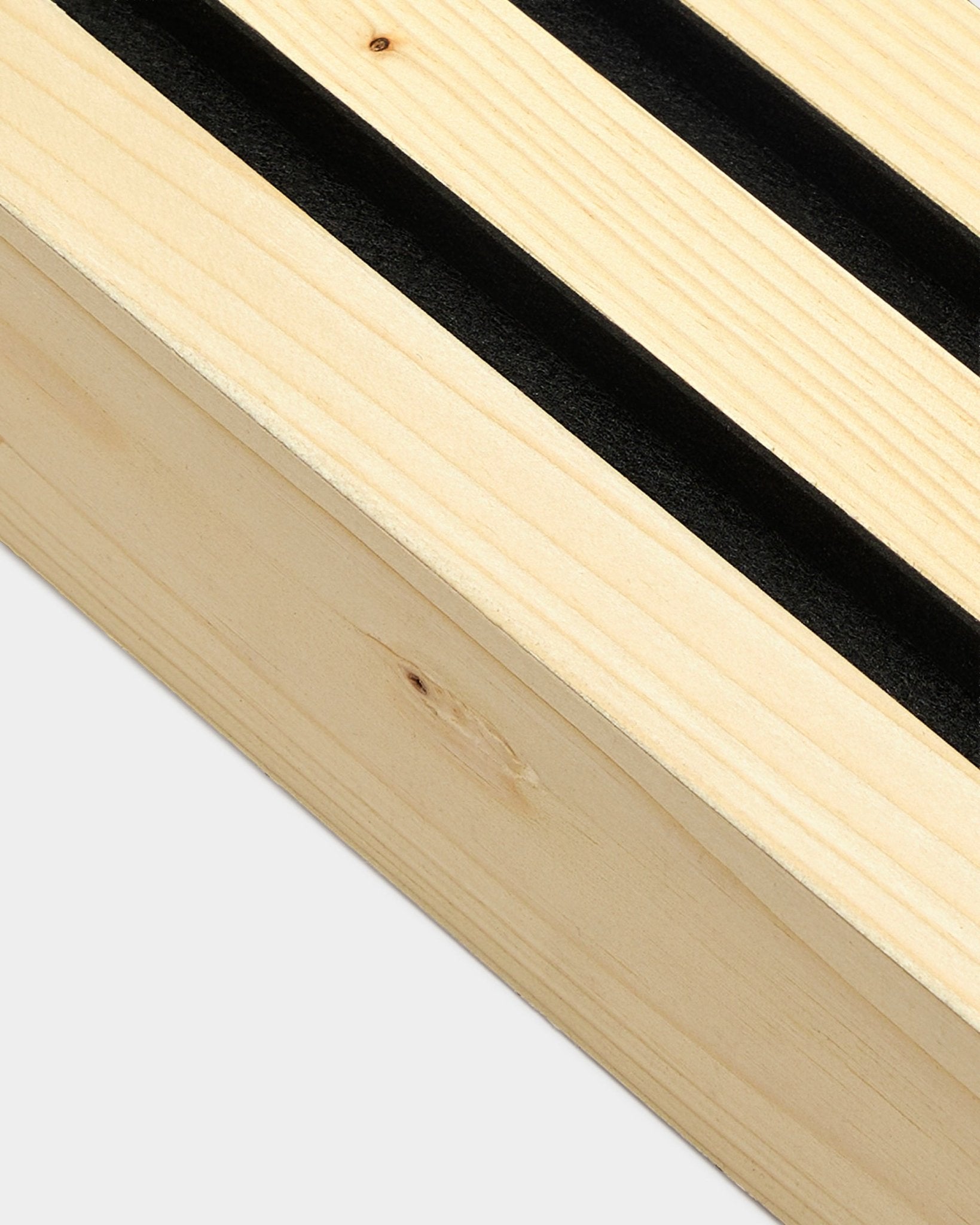 Gros plan sur la lamelle d’extrémité WoodUpp finition Alp, largeur 6,7 cm, mettant en valeur le veinage du bois ; conçue pour une installation murale de Panneau acoustique nordique ou de Akupanel.