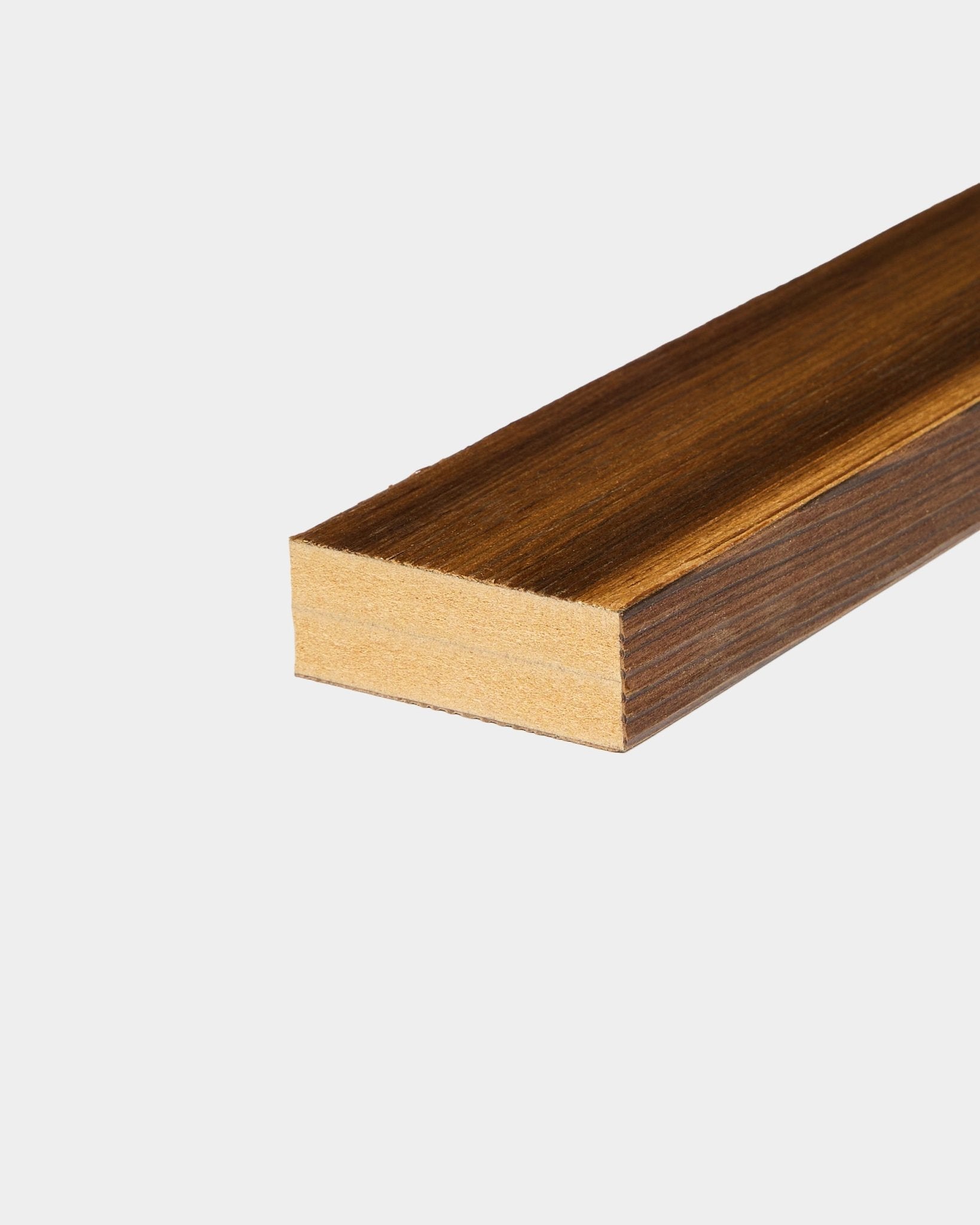 Lamelle de finition WoodUpp en mélèze fumé rustique (6,7 cm), conçue pour une intégration dans un cadre en MDF ou pour la finition des bords de mur, présentée sur un fond blanc uni.