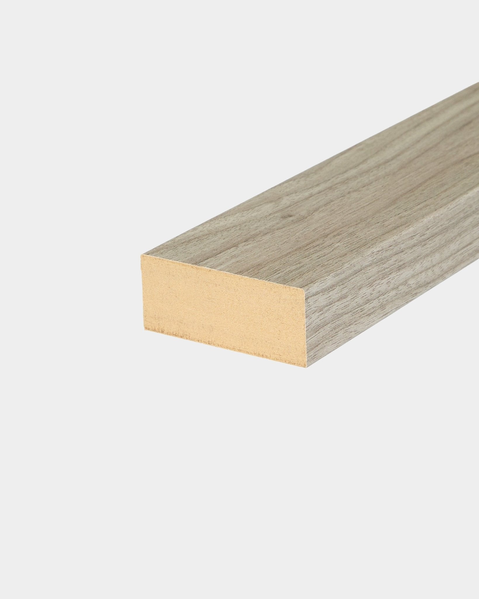 Lamelle de finition Weathered Oak (6,7 cm) pour les installations WoodUpp Akupanel Panneau acoustique, adaptée comme baguette de finition pour des murs à panneaux nordiques ou des systèmes de panneaux à lattes.