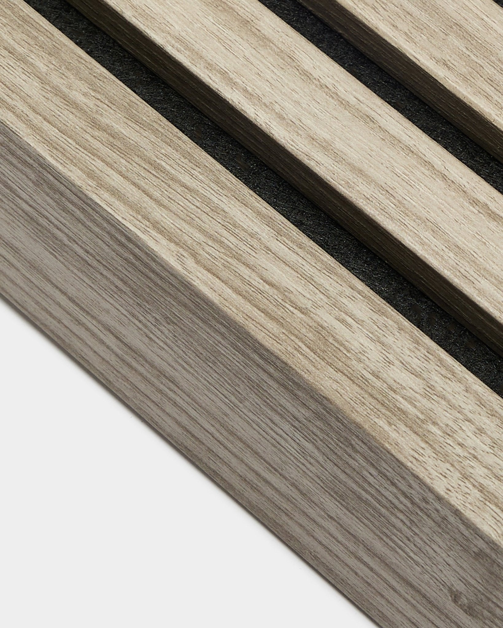 Gros plan sur la lamelle de finition WoodUpp en Weathered Oak, largeur 6,7 cm, avec des lattes acoustiques en bois parallèles et des espaces black, de la gamme Produits d’installation.