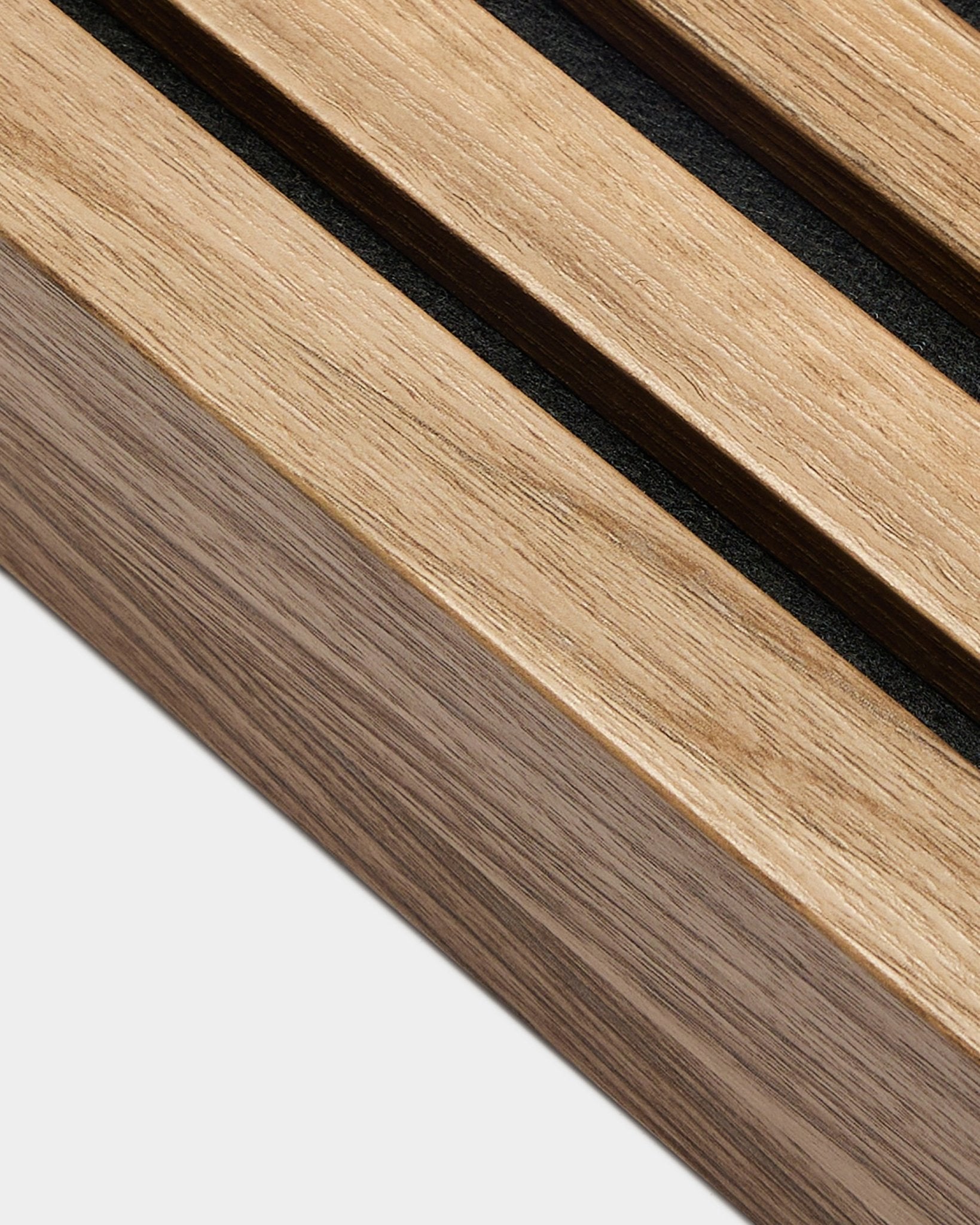 Gros plan sur la lamelle de finition WoodUpp Akupanel en noyer anglais (6,7 cm), montrant des espaces black entre les lattes acoustiques sur un fond blanc uni.