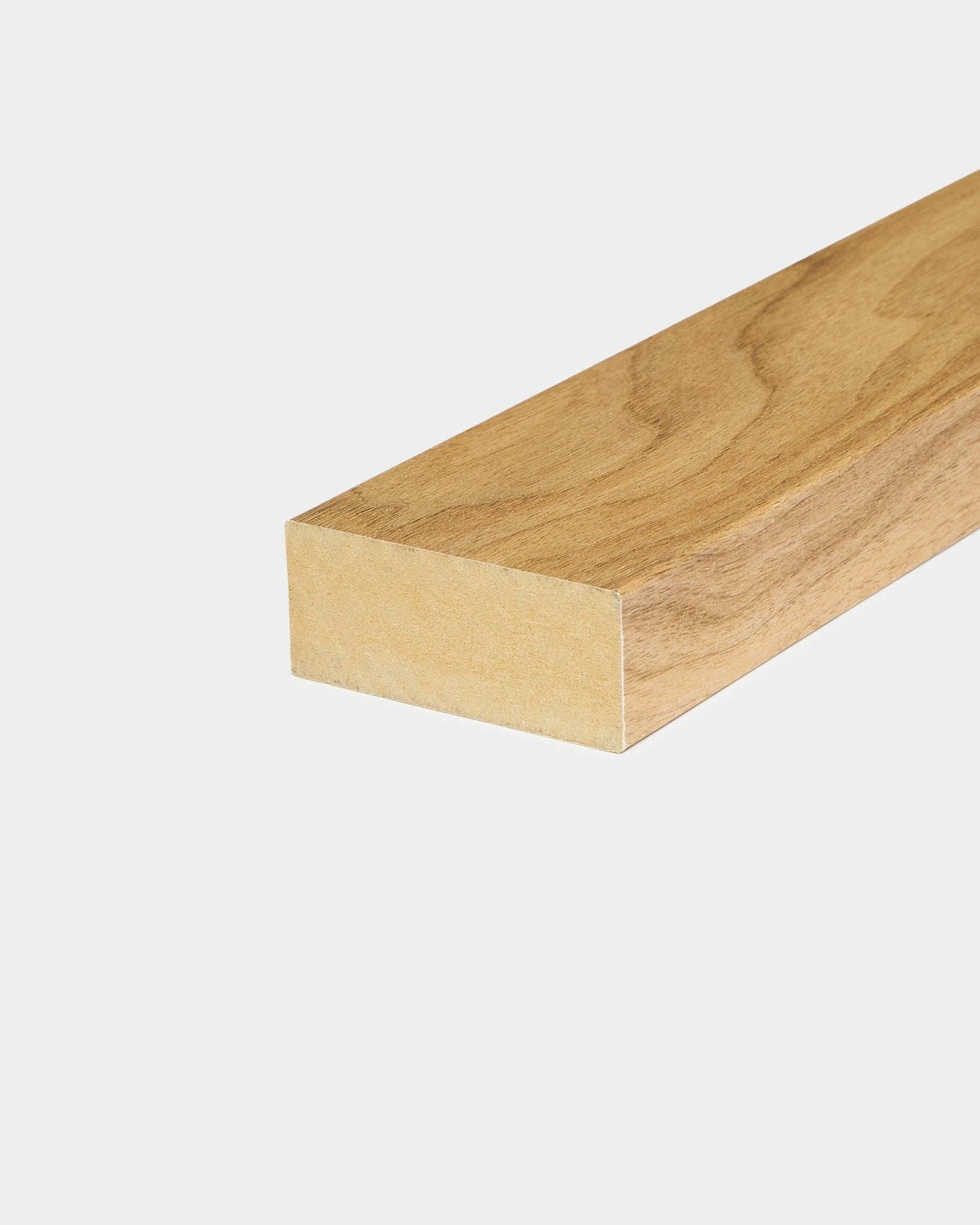 Lamelle de finition de la collection WoodUpp CREATE en chêne anglais (6,7 cm), accessoire pour cadres en MDF ou murs avec Panneau acoustique, présentée sur un fond blanc uni.