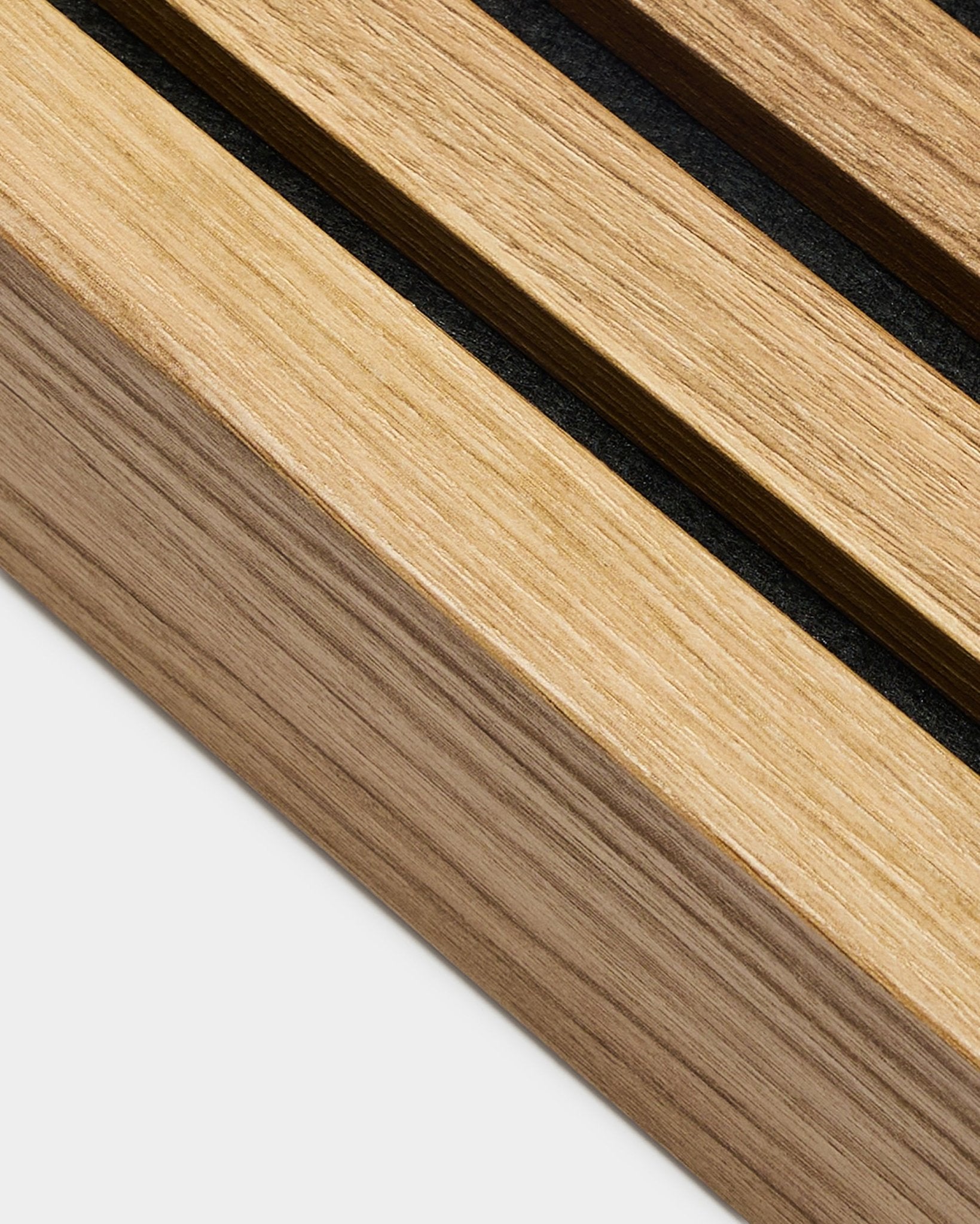 Gros plan sur la lamelle de finition WoodUpp Akupanel en chêne anglais (6,7 cm), avec des lattes acoustiques parallèles et une texture de grain de natural wood.