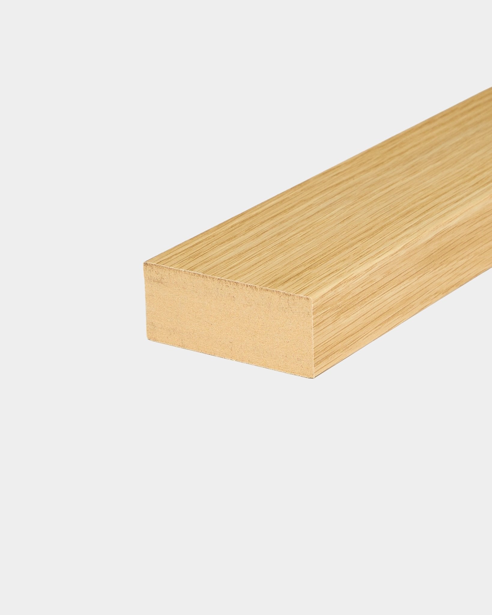 Lamelle d’extrémité WoodUpp en chêne du Sud, 6,7 cm de large, conçue pour l’installation de Akupanel Panneau acoustique ou comme cadre en MDF sur des murs habillés de panneaux.