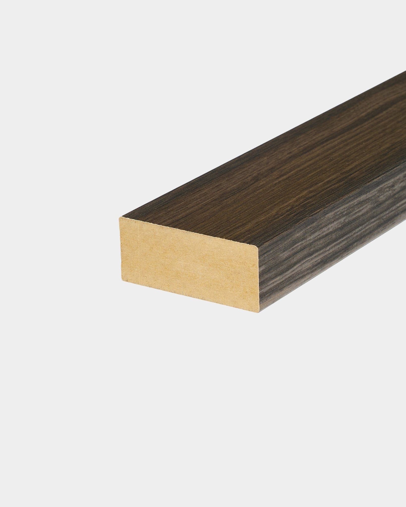Lamelle de finition WoodUpp en Black Oak (6,7 cm), conçue pour la finition des bords de panneau ou l’installation de Akupanel Panneau acoustique sur des murs blancs unis.