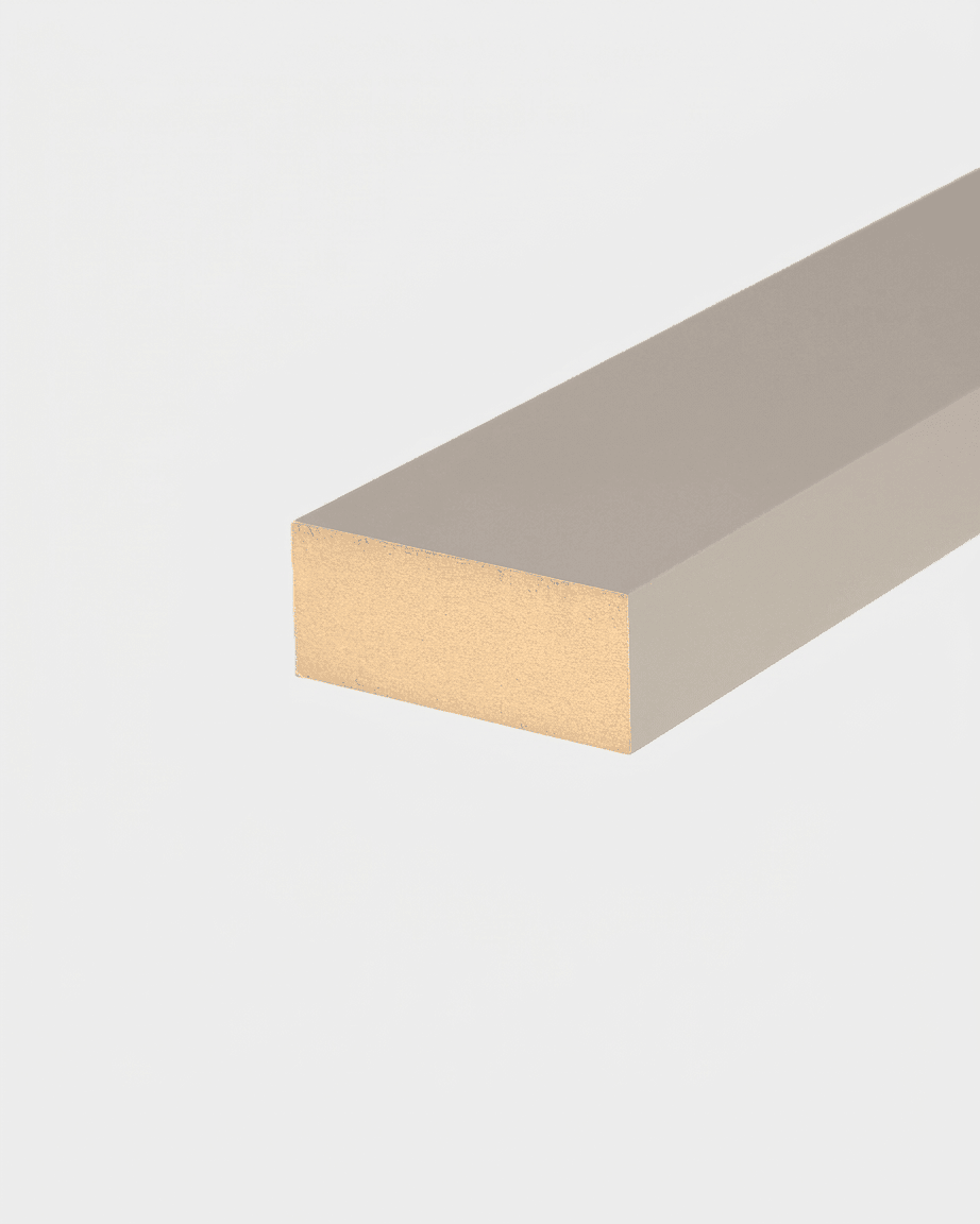 WoodUpp „Dark Cashmere End Lamella“ (240 x 6,7 cm) auf hellgrauem Hintergrund, wodurch die glatte, farbige Oberfläche der Akustikplatte, die an MDF erinnert, besonders gut zur Geltung kommt.