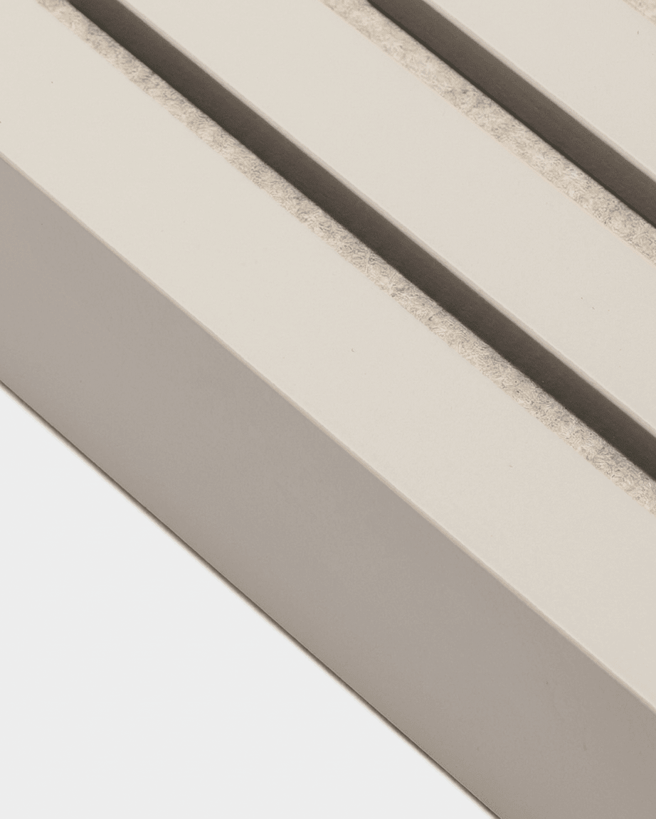 Nahaufnahme der WoodUpp-Endlamelle in „Soft Linen“ (240 × 6,7 cm), einer nordischen Akustikplatte mit drei parallelen, mit Sand gefüllten Rillen, aus einem schrägen Blickwinkel betrachtet.