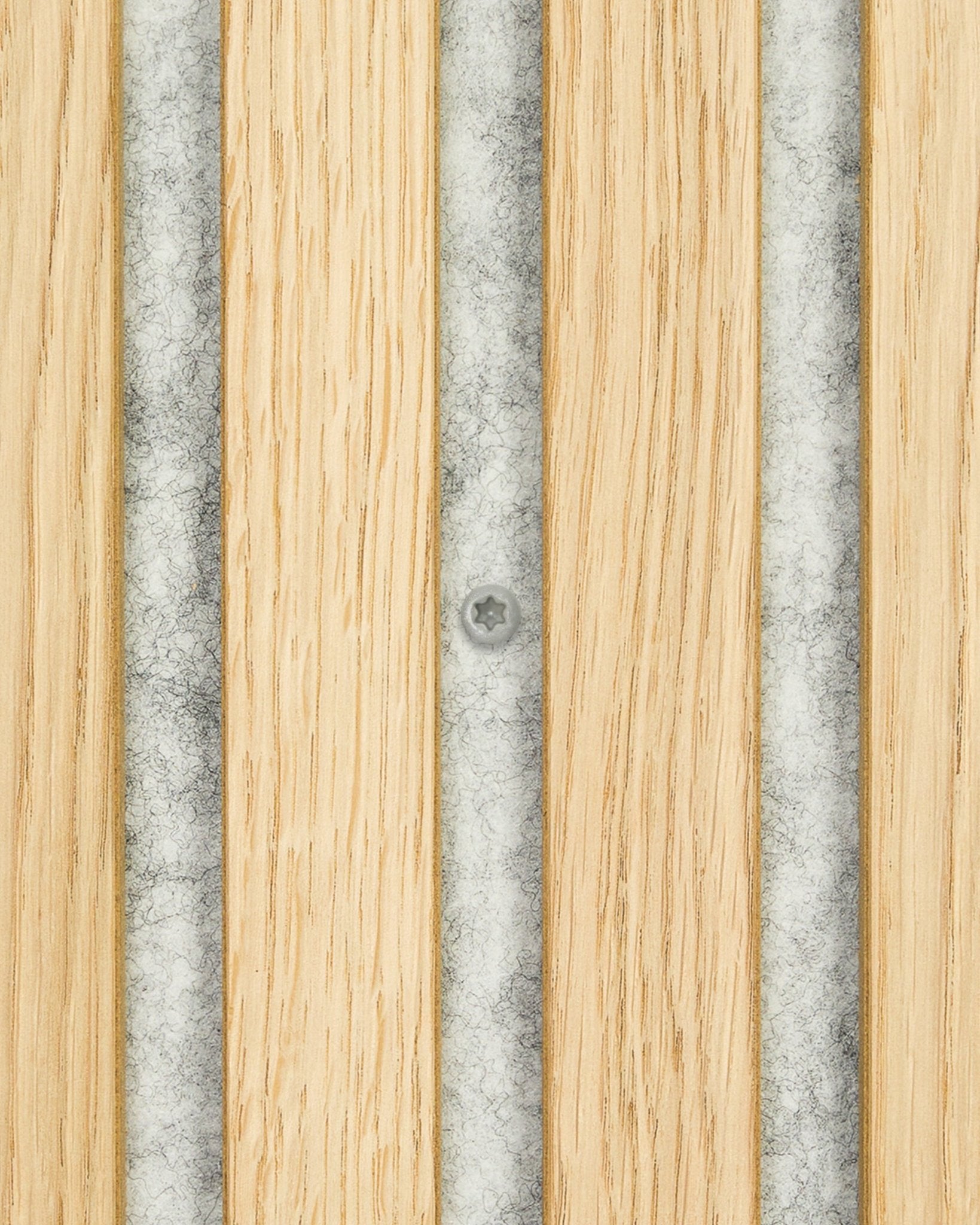 Une vis d’installation WoodUpp est placée au centre de la bande métallique grey, entre les lattes de bois vertical d’un Panneau acoustique. Vendues par lots de 100 pièces.