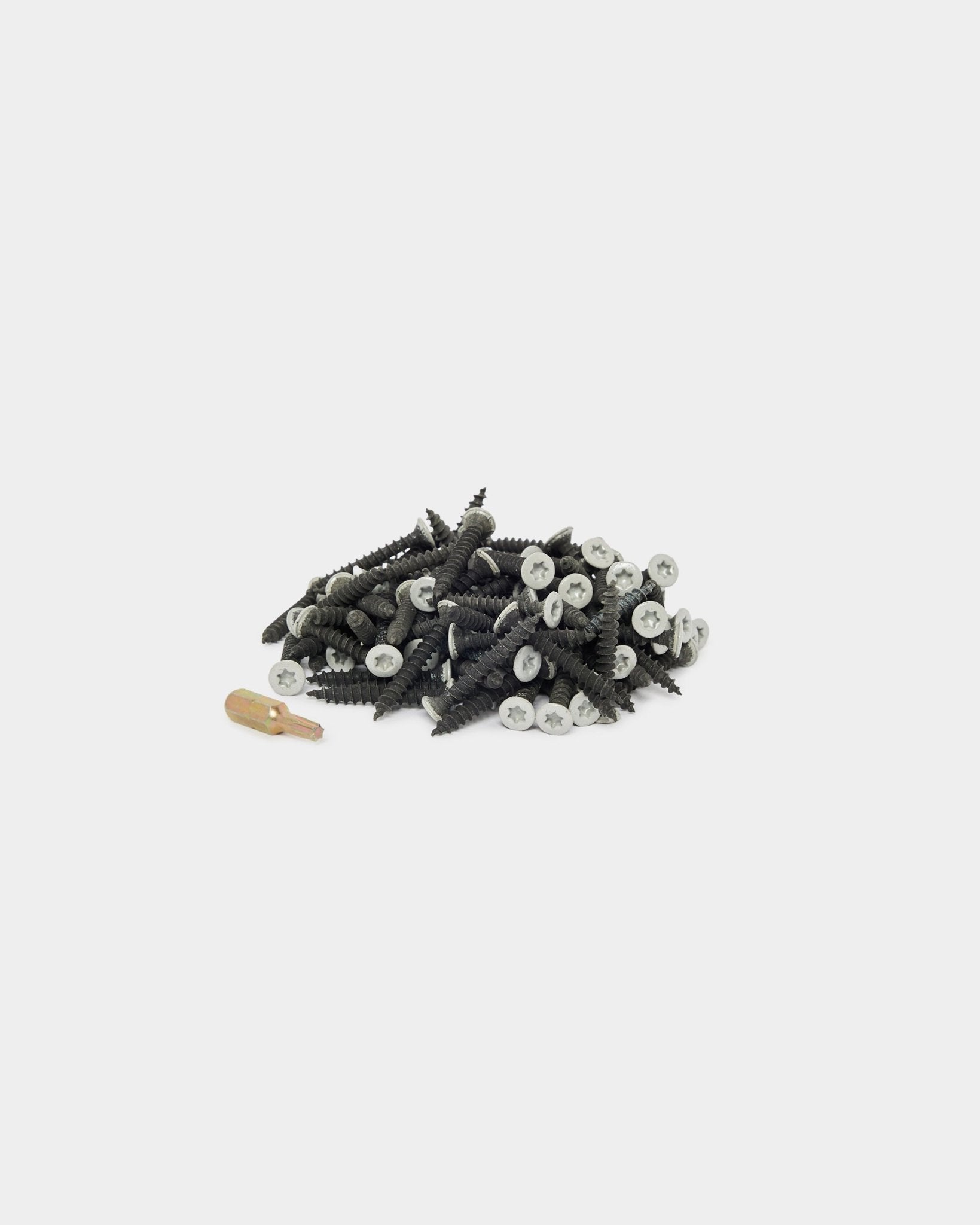 100 vis grey et une cheville en bois small brown, composants d’installation WoodUpp, disposés sur un fond blanc uni.