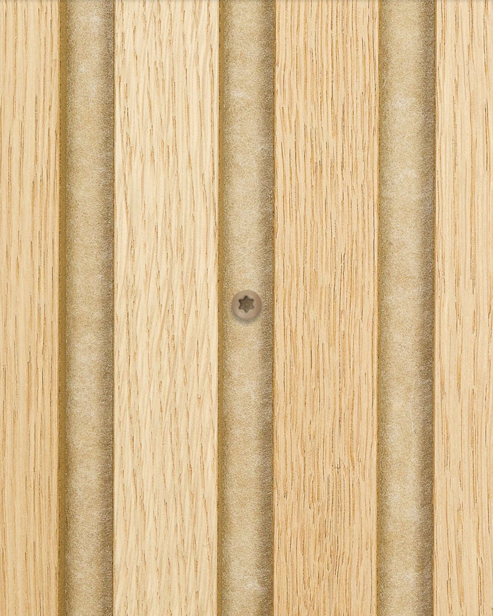 Gros plan sur des vis de fixation WoodUpp beige fixant un panneau acoustique en bois clair Akupanel avec des rainures verticales ; la boîte contient 100 pièces.